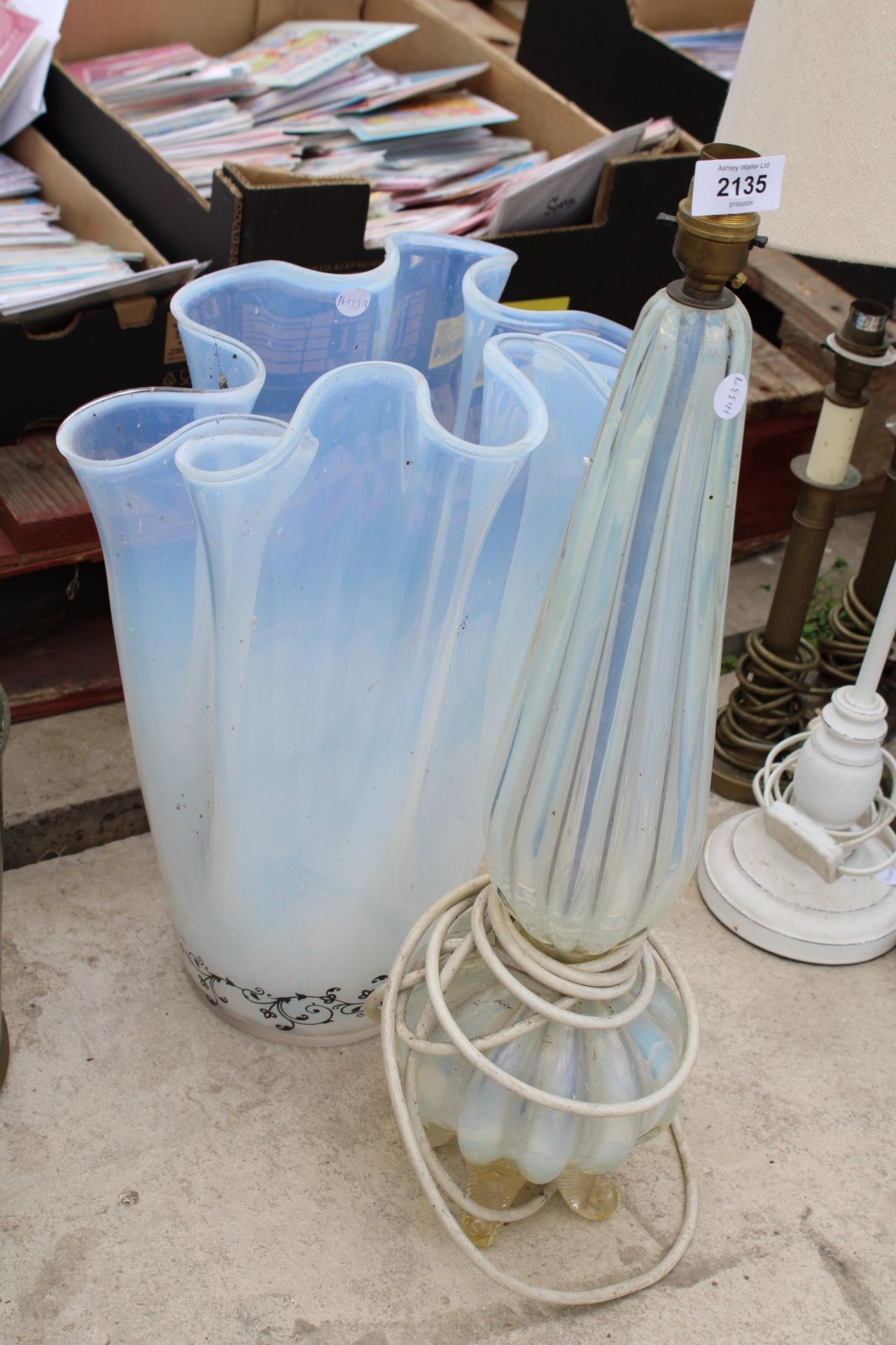 A DECORATIVE GLASS TABLE LAMP AND A FURTHER DECORATIVE GLASS VASE
