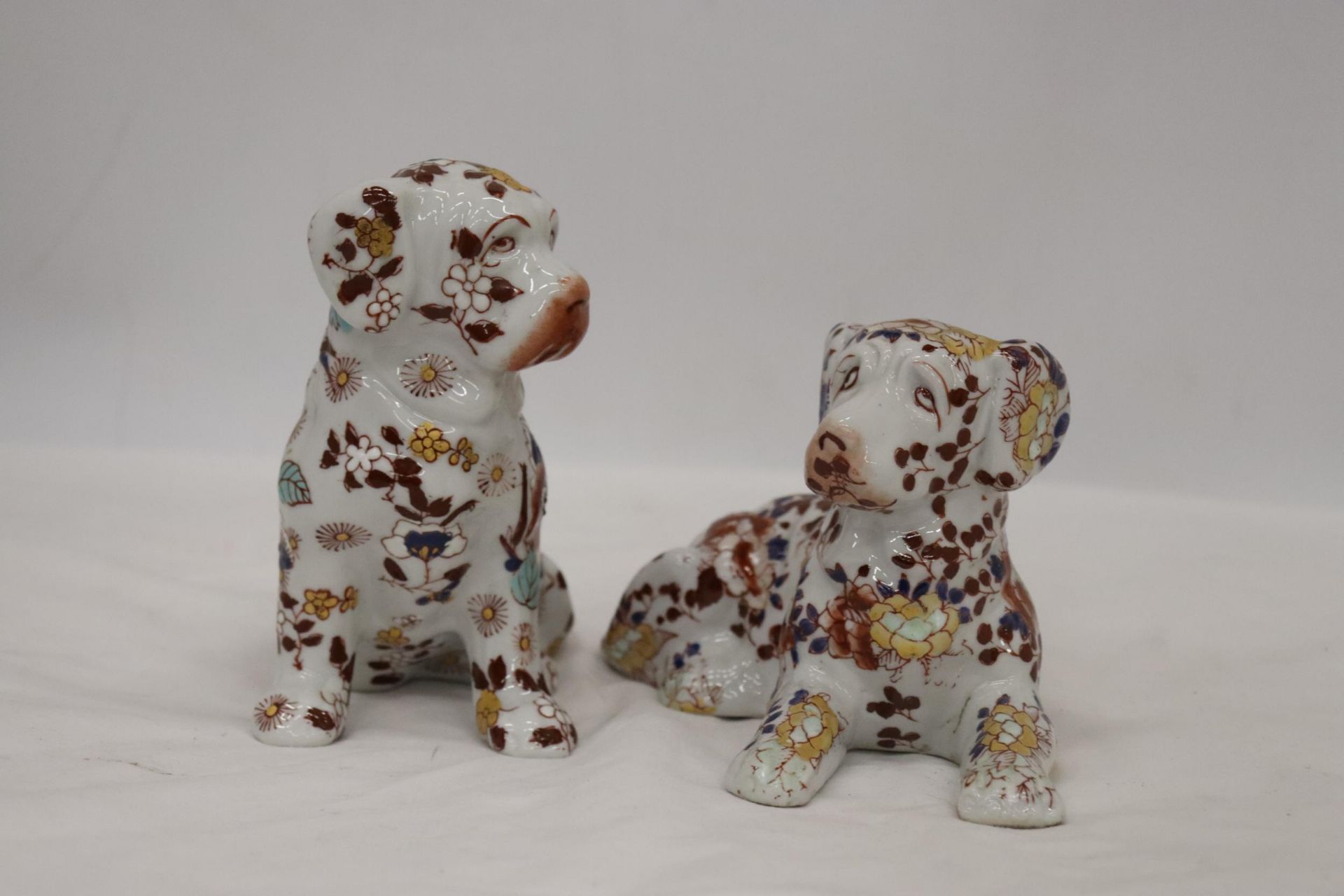 A PAIR OF IMARI DOGS - Image 2 of 8
