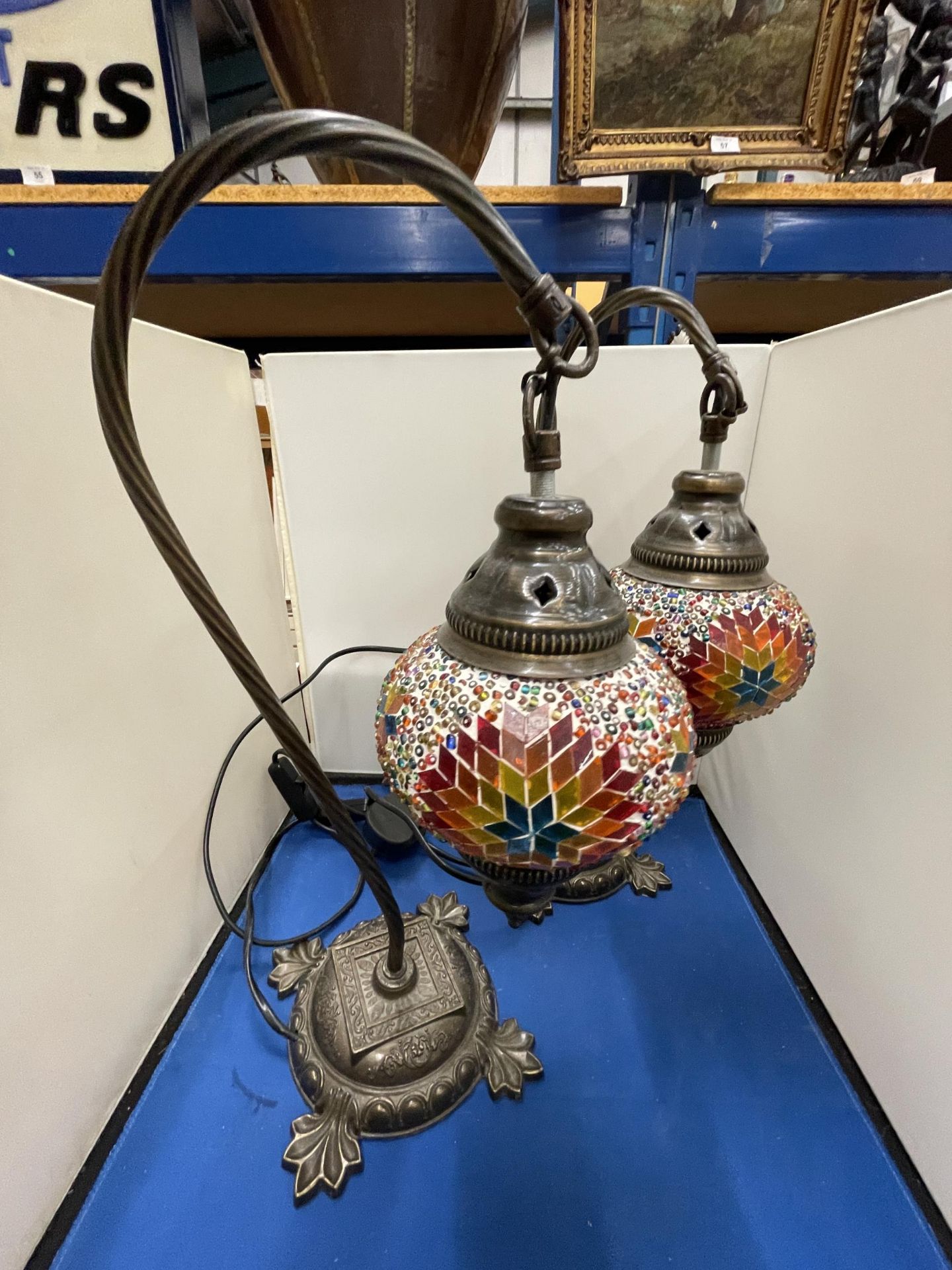 A PAIR OF MOROCCAN STYLE TABLE LAMPS WITH DECORATIVE GLASS SHADES - Bild 2 aus 5