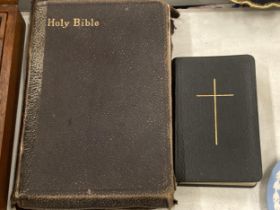 A VINTAGE LEATHER BOUND BIBLE AND BOOK OF COMMON PARAYER