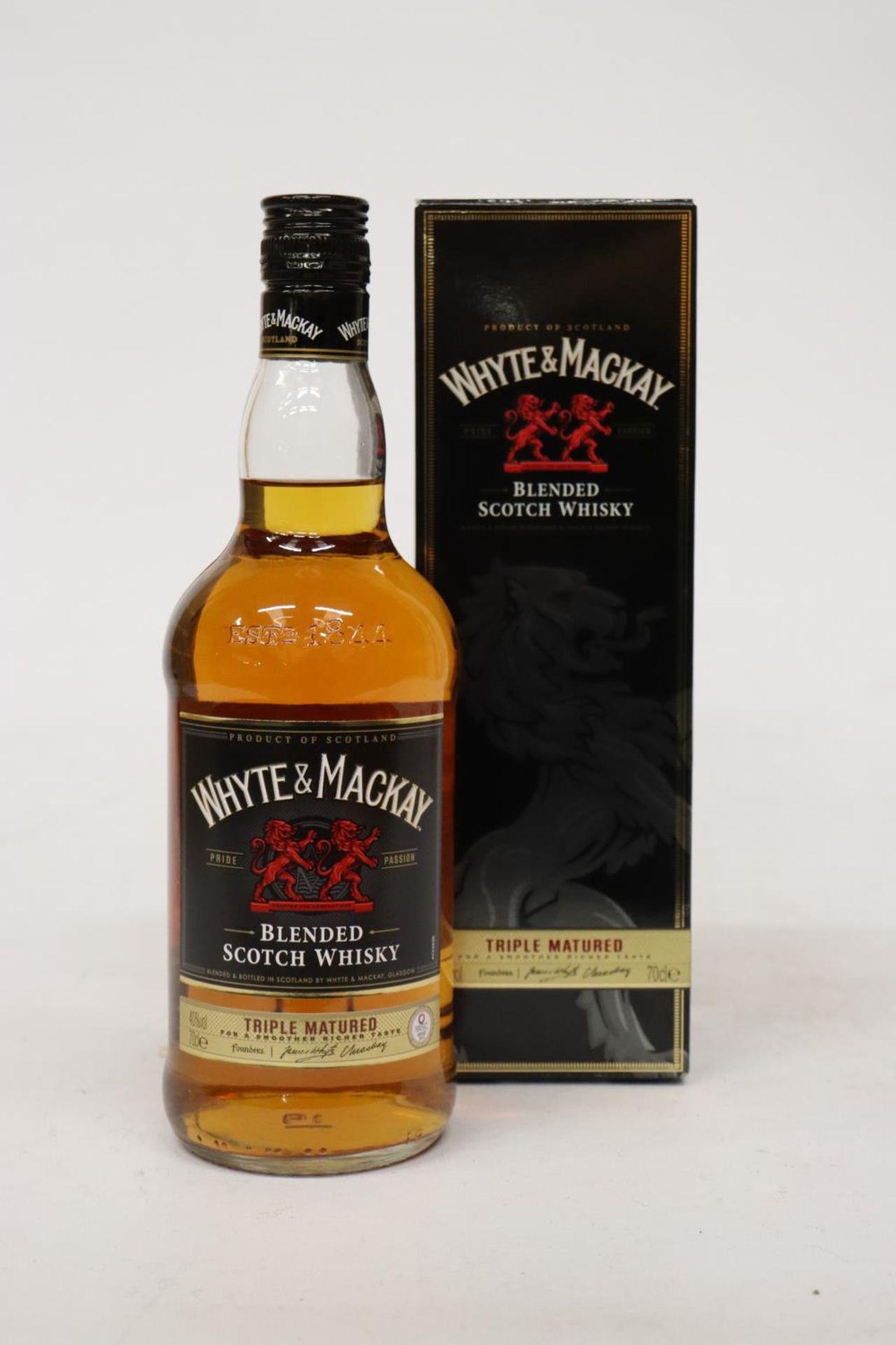 A WHITE AND MACKAY BLENDED SCOTCH WHISKY, BOXED