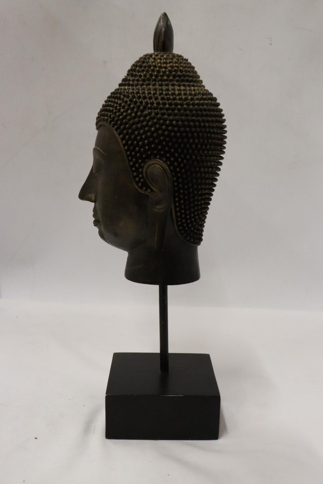 A BUDDAH'S HEAD ON A STAND, HEIGHT 36CM - Bild 3 aus 5