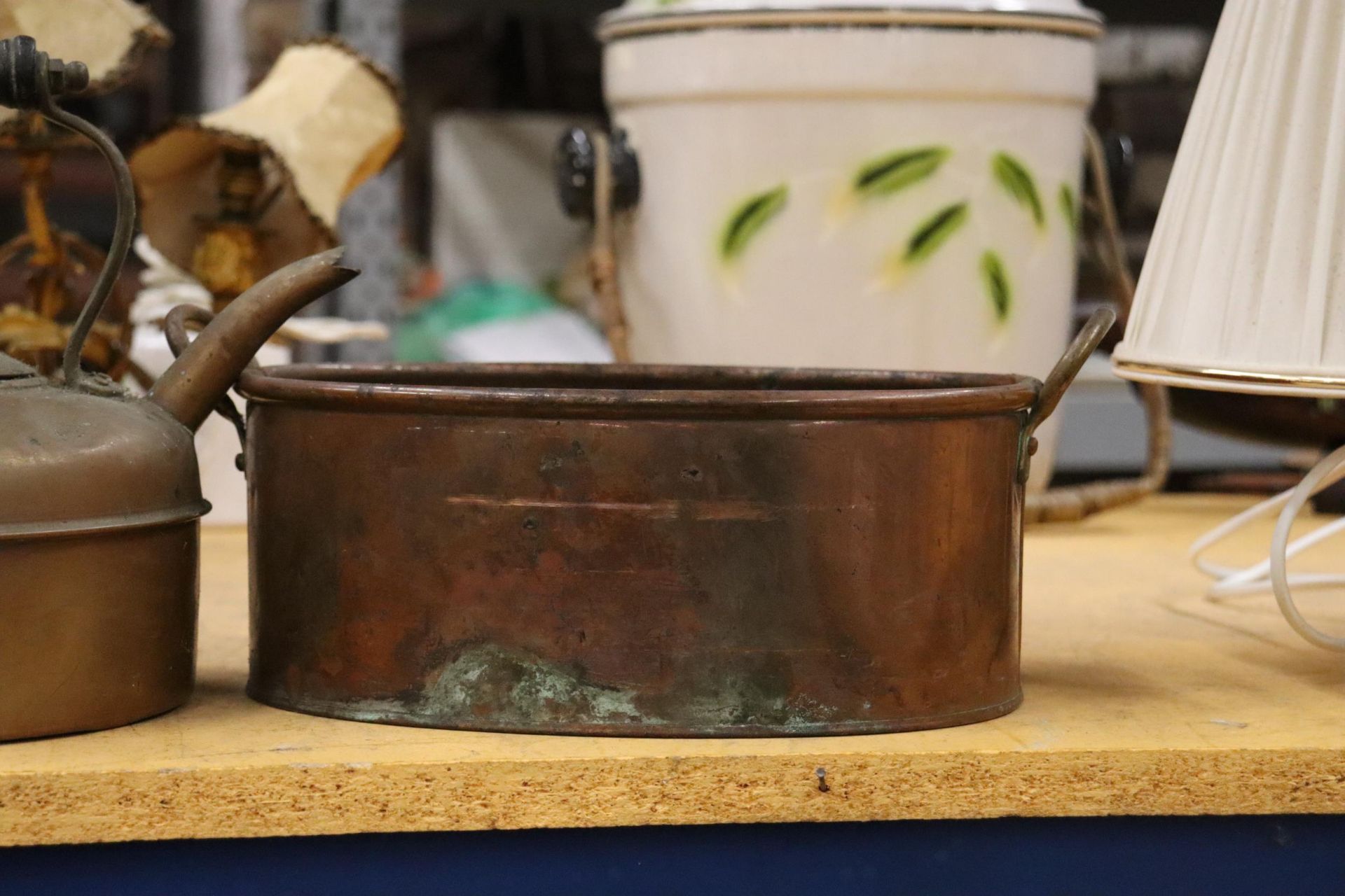 THREE PIECES OF VINTAGE COPPER TO INCLUDE A KETTLE, PLANTER AND BUCKET - Image 4 of 8