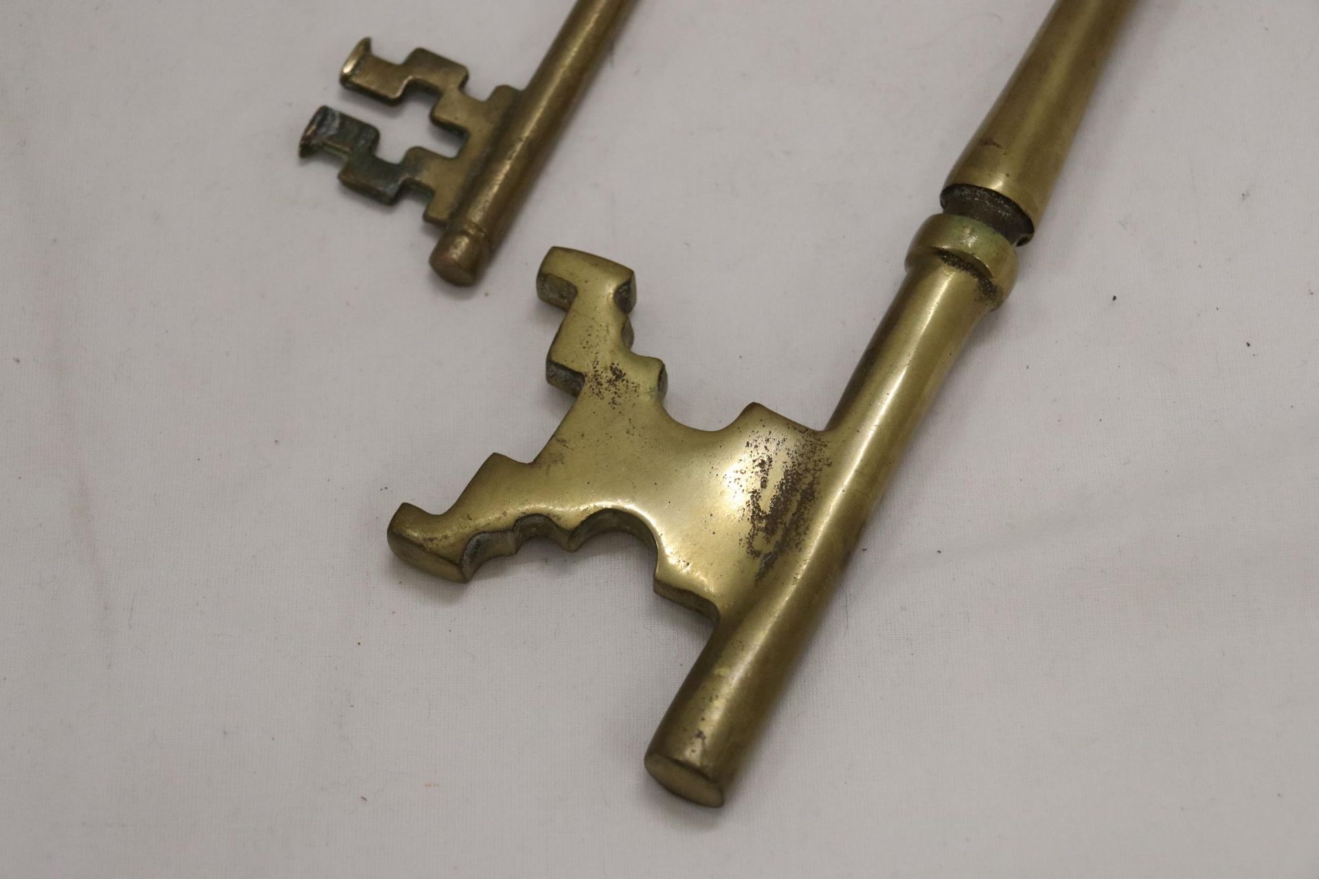 TWO LARGE HEAVY WEIGHT VINTAGE BRASS KEYS - ONE 13 INCHES LONG - Image 4 of 7
