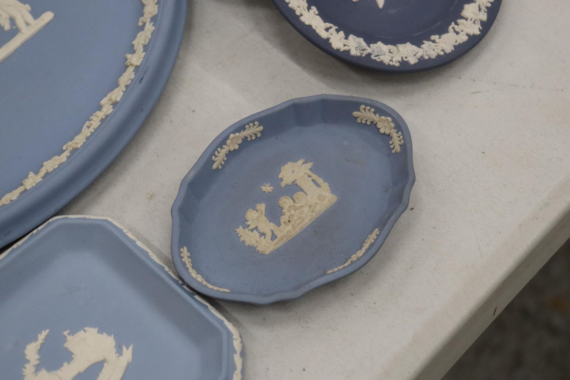 A COLLECTION OF JASPERWARE BLUE AND WHITE WEDGWOOD TO INCLUDE A BISCUIT BARREL, VASES, TINKET BOXES, - Image 6 of 11