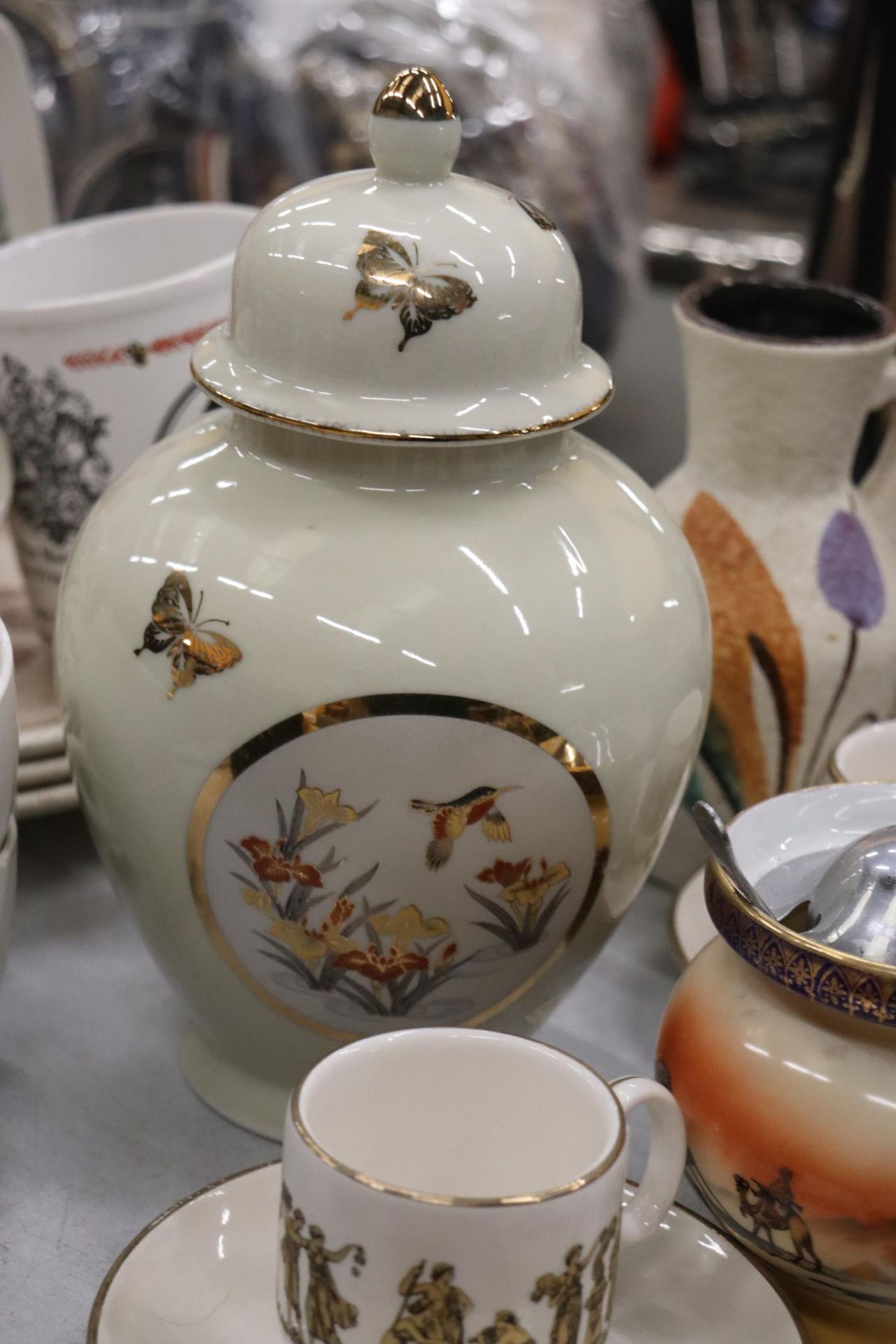 A QUANTITY OF CERAMICS TO INCLUDE CLASSICAL THEMED CUPS AND SAUCERS, PLATES, A LIDDED JAR, - Image 6 of 11