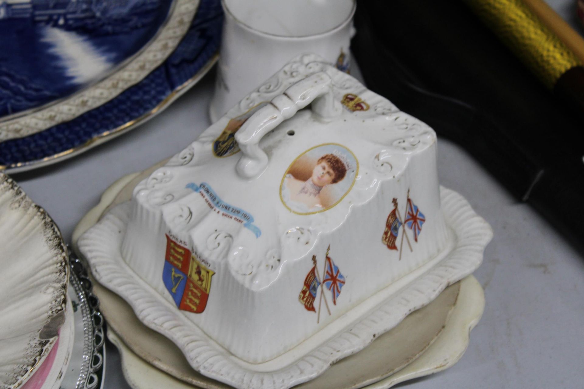 A QUANTITY OF COMMEMORATIVE CERAMICS TO INCLUDE PLATES, A CHEESE DISH AND A MUG, PLUS A LARGE WILLOW - Image 2 of 4