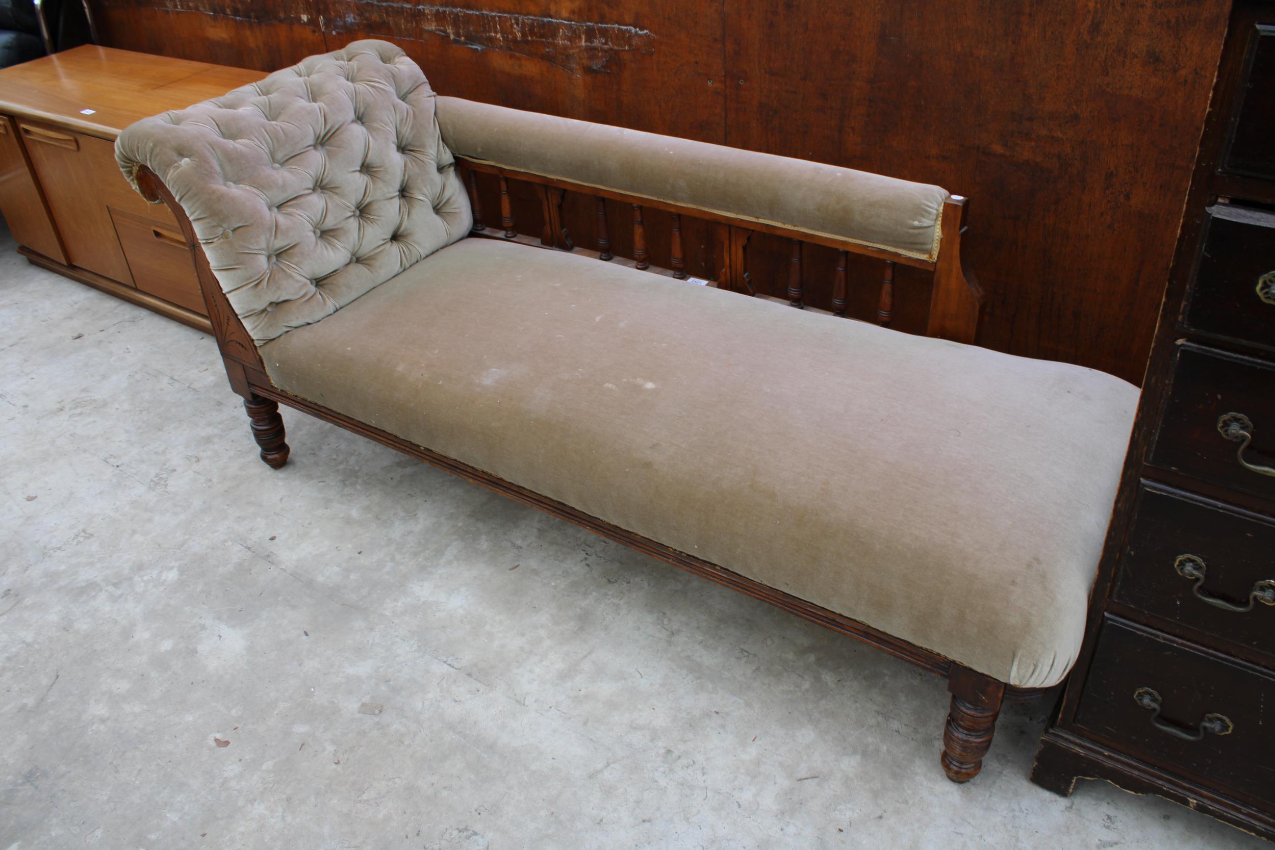 AN EDWARDIAN CHAISE LONGUE WITH TURNED UPRIGHTS AND LEGS