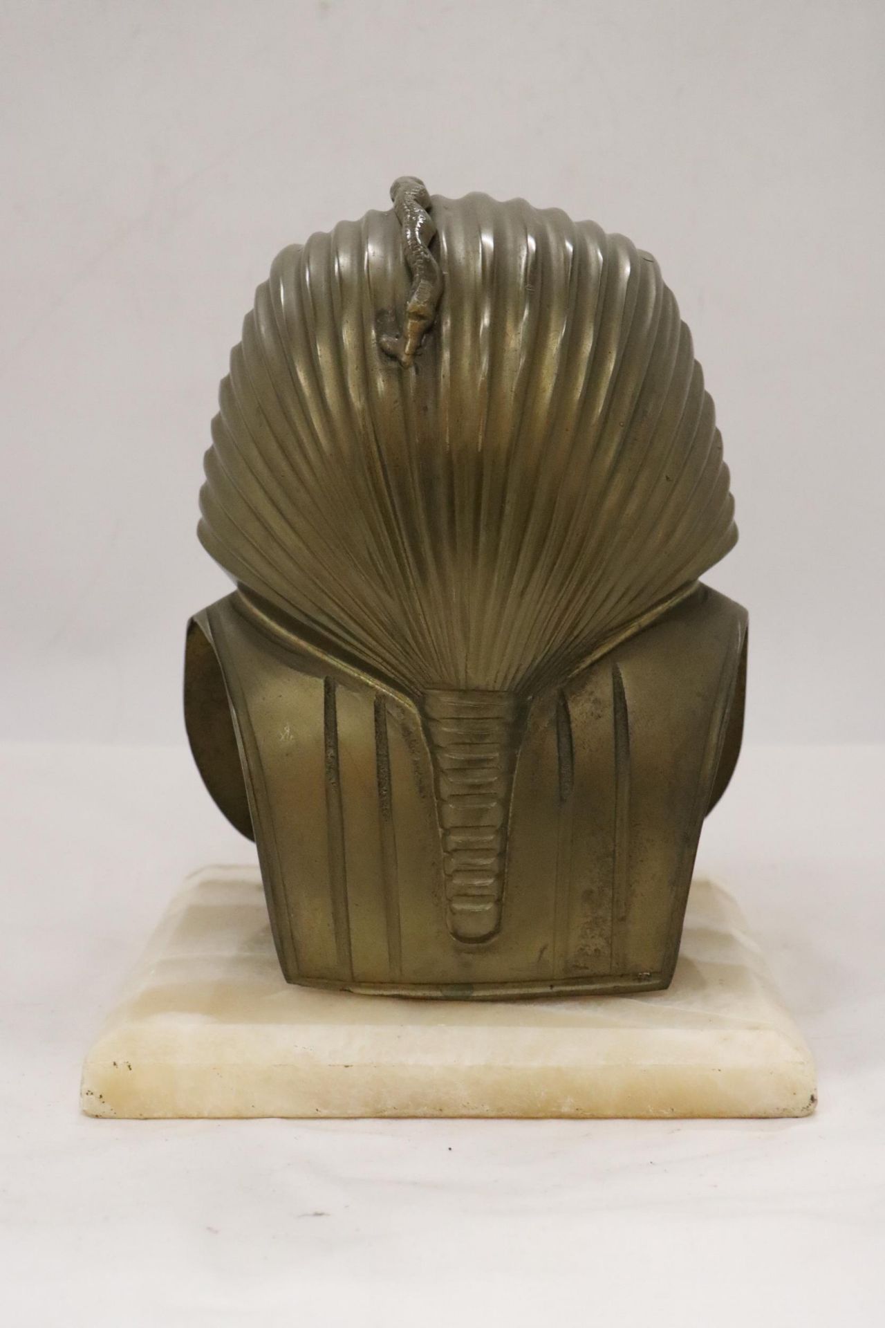 A LARGE HEAVY EGYPTIAN HEAD ON MARBLE BASE - Image 4 of 6