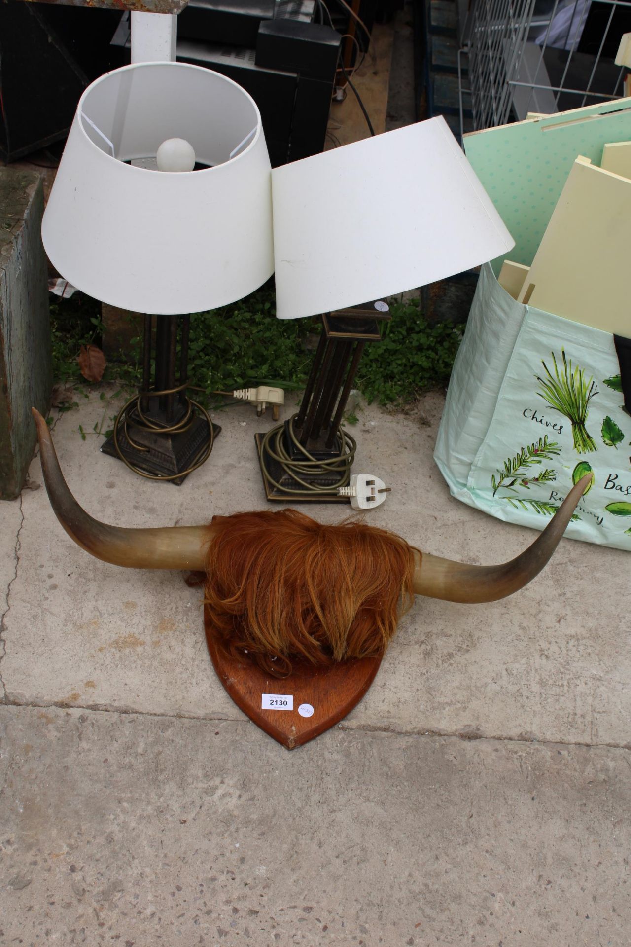 A PAIR OF HIGHLAND COM HORNS AND TWO TABLE LAMPS