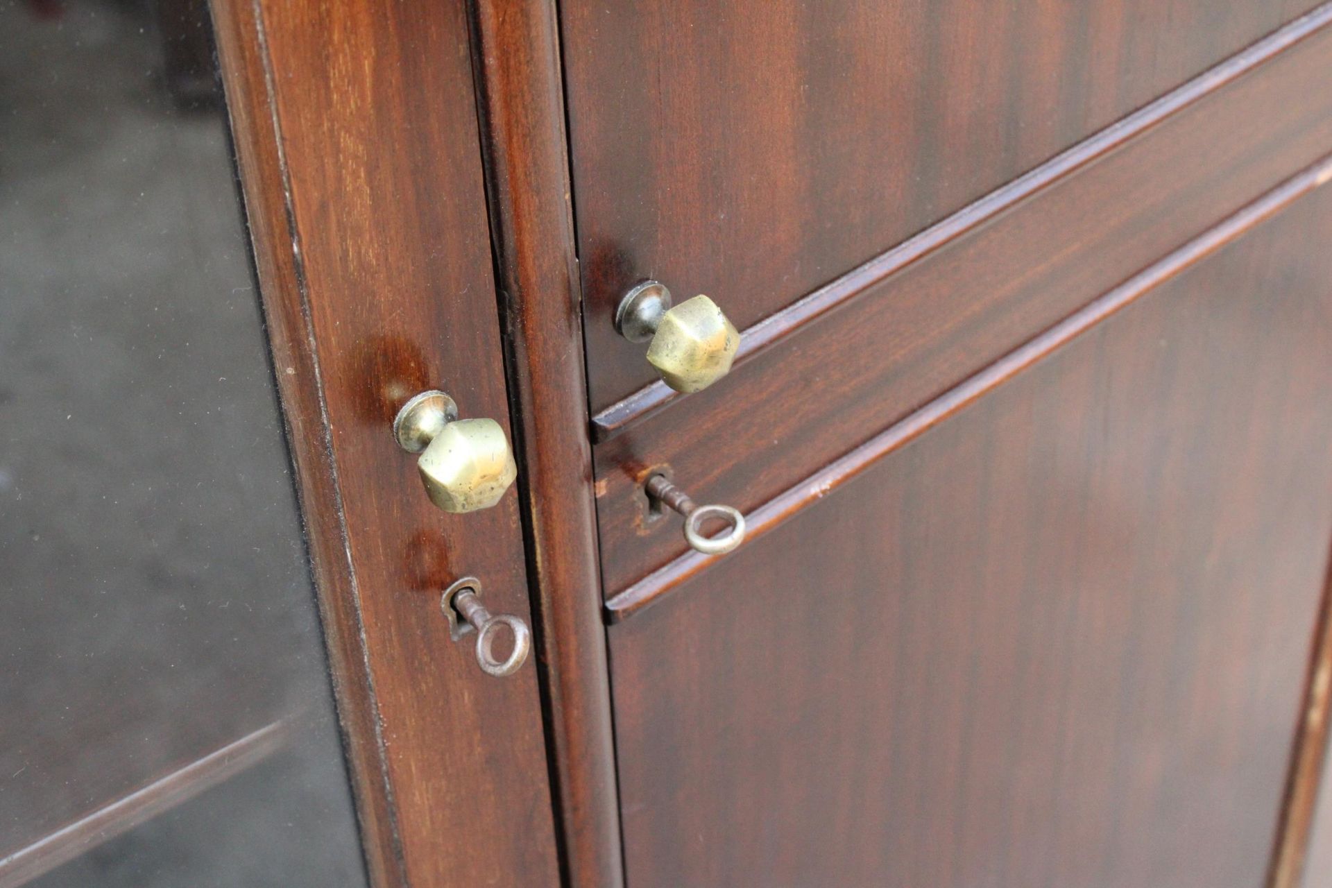 A MID 20TH CENTURY MAHOGANY TWO DOOR GLAZED DISPLAY CABINET WITH CENTRE CUPBOARD AND DRAWER ON - Image 3 of 5