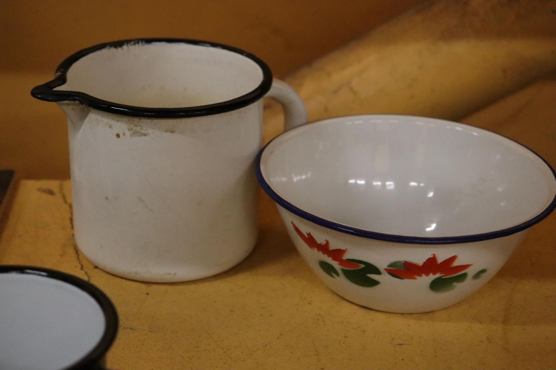A QUANTITY OF VINTAGE ENAMEL CUPS AND BOWLS - 6 IN TOTAL - Image 6 of 6