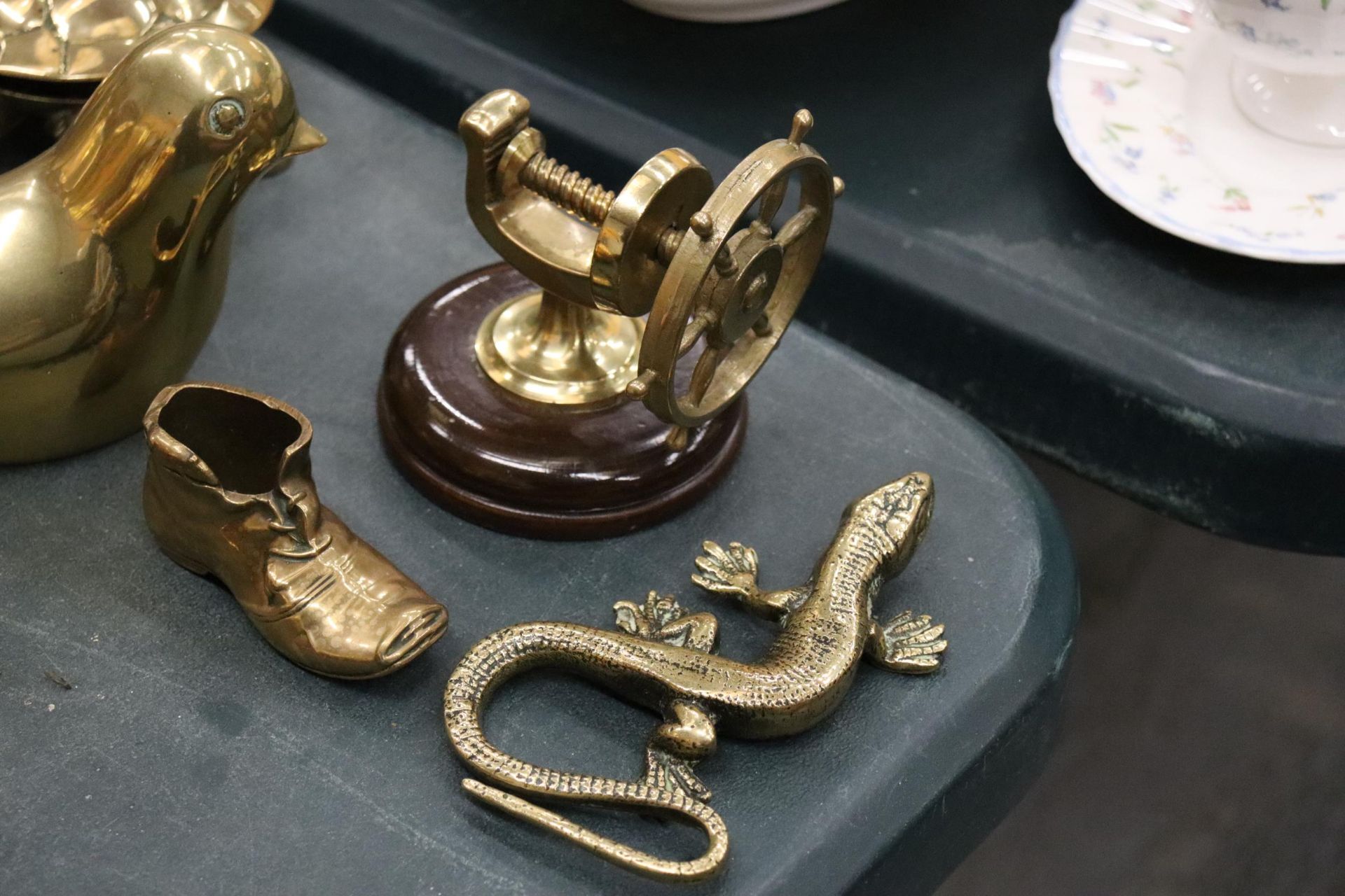 A COLLECTION OF BRASS ITEMS TO INCLUDE BOWLS, CANDLESTICKS, ANIMAL FIGURES, ETC - Image 2 of 9