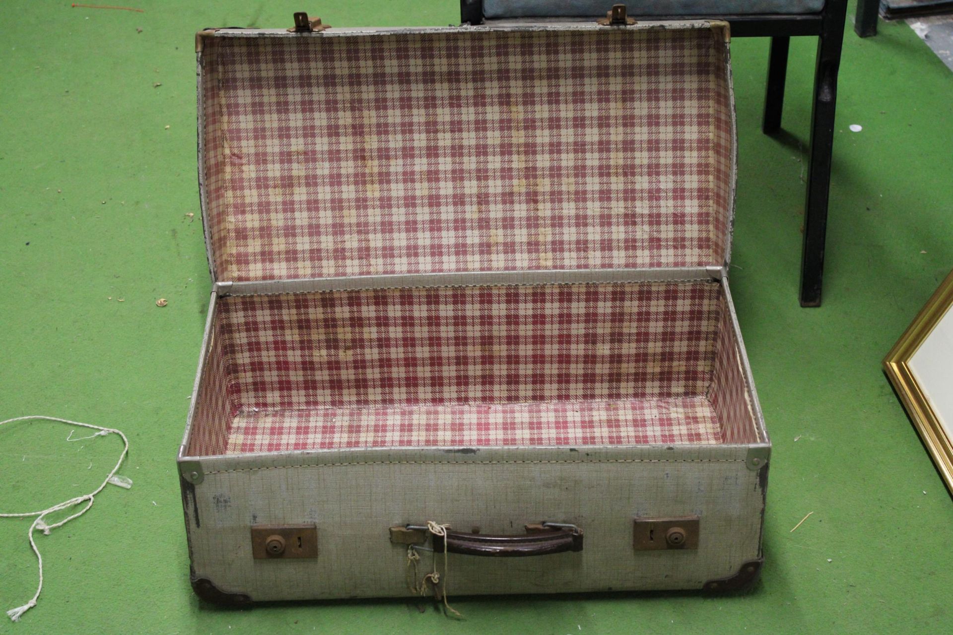 A VINTAGE SUITCASE - Image 2 of 3