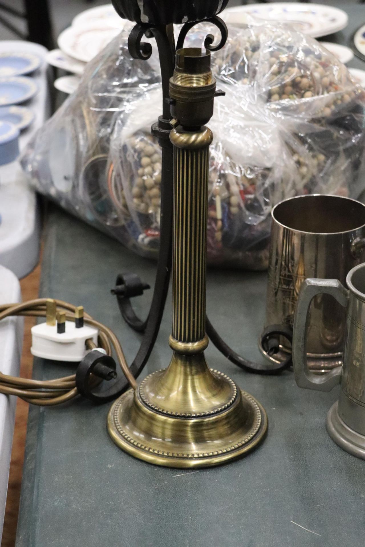 TWO TABLE LAMPS TO INCLUDE ONE WITH BRASS COLUMN BASE AND A CAST METAL ONE - Image 3 of 8