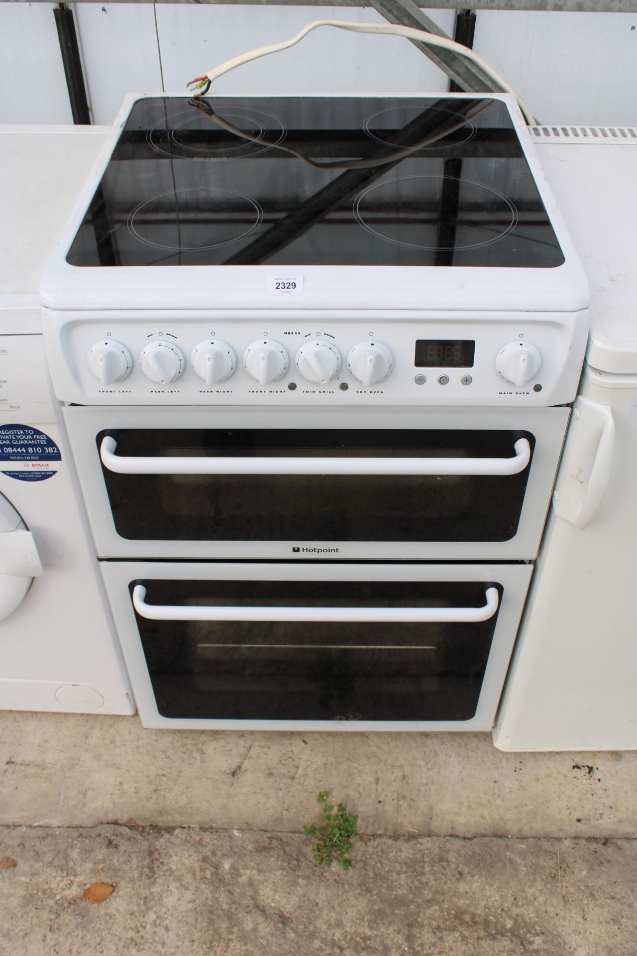 A BLACK AND WHITE HOTPOINT ELECTRIC OVEN AND HOB