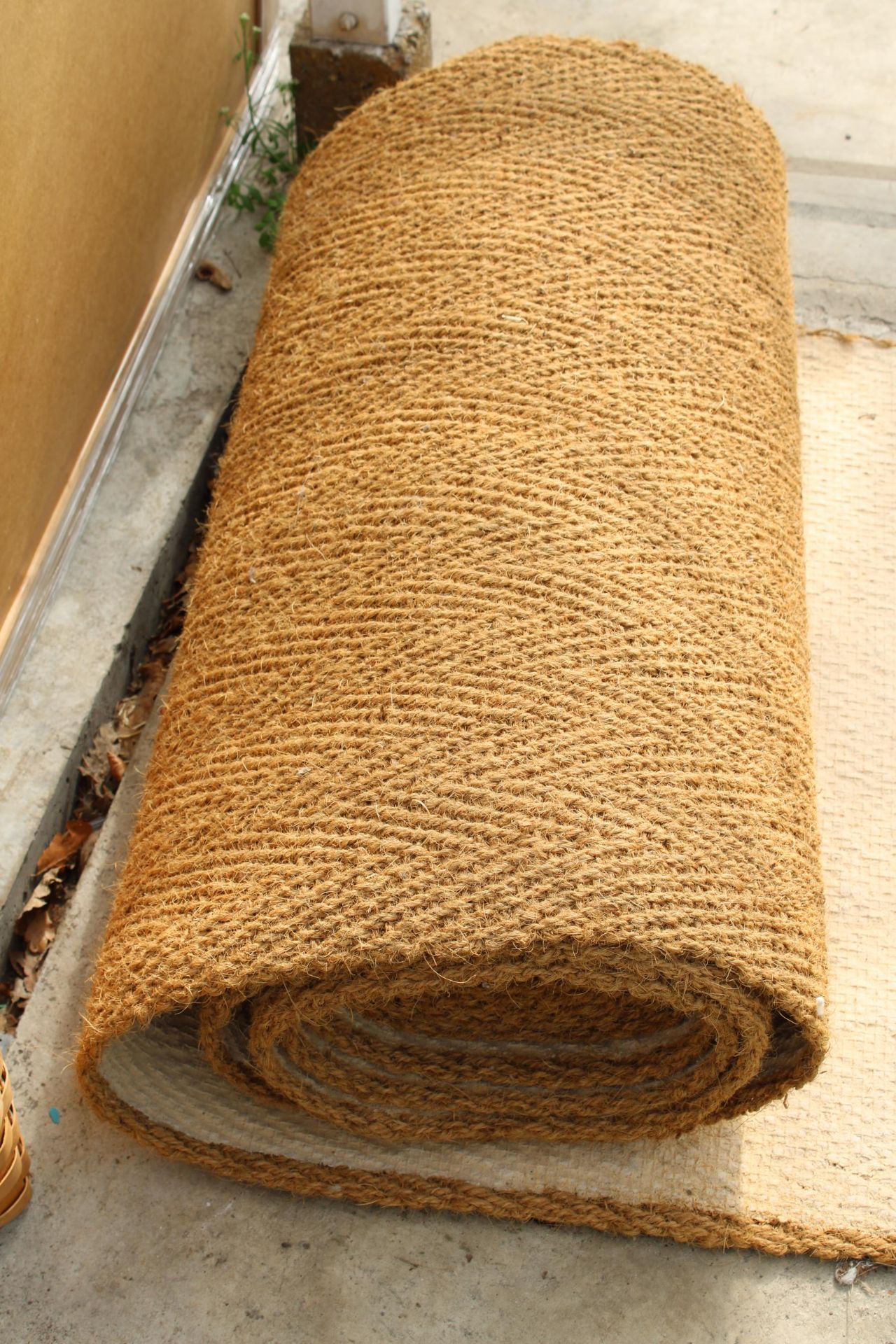 A HEESIAN STYLE CARPET RUNNER - Bild 2 aus 2