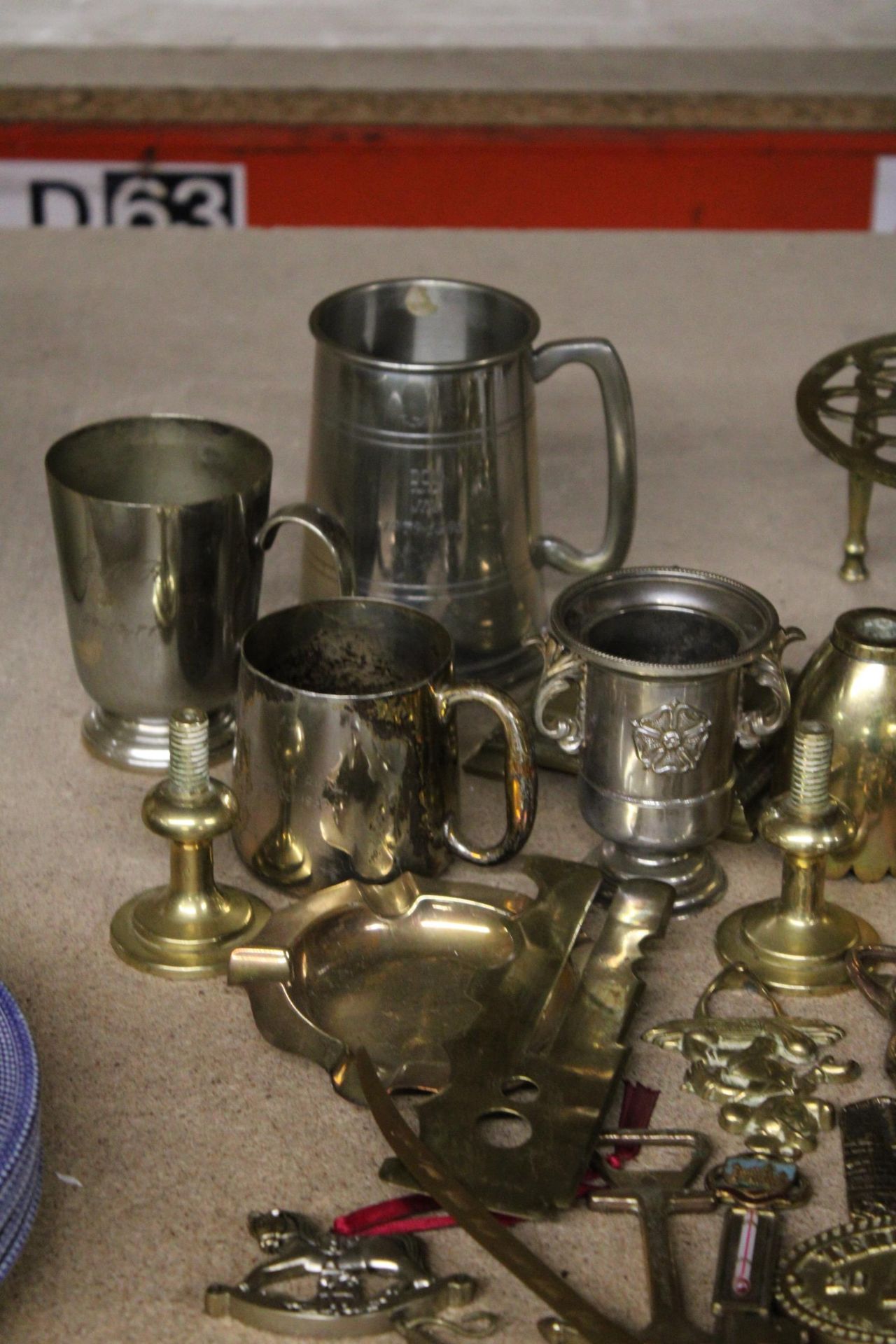 A QUANTITY OF BRASS ITEMS TO INCLUDE AN INKWELL, TRIVET, TANKARDS, BOTTLE OPENERS, TRINKETS, ETC - Bild 5 aus 5