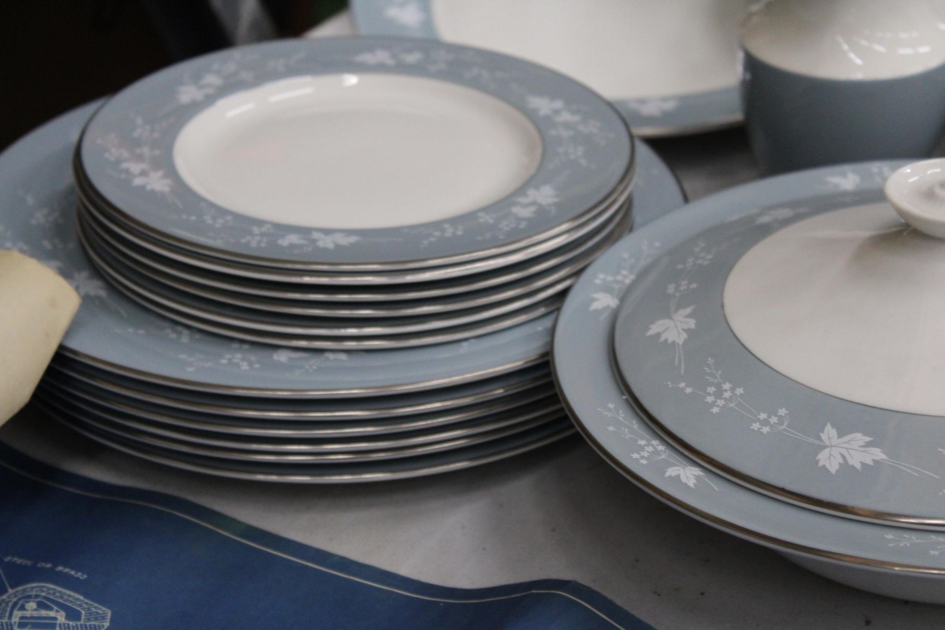 A ROYAL DOULTON 'REFLECTION' PART DINNER SERVICE TO INCLUDE SERVING TUREENS, SERVING PLATES, - Image 2 of 5