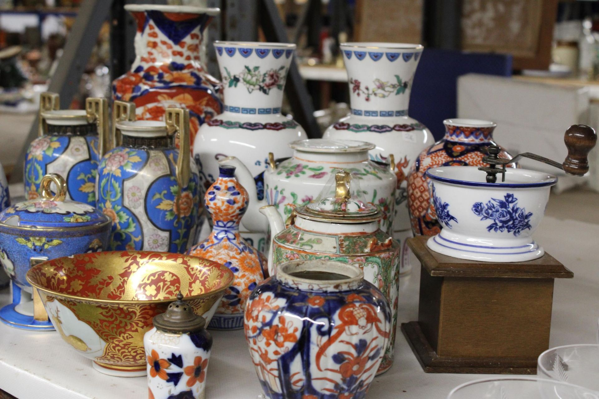 A LARGE QUANTITY OF CERAMICS TO INCLUDE ORIENTAL STYLE VASES AND TEAPOTS PLUS VINTAGE FRENCH - Bild 5 aus 6