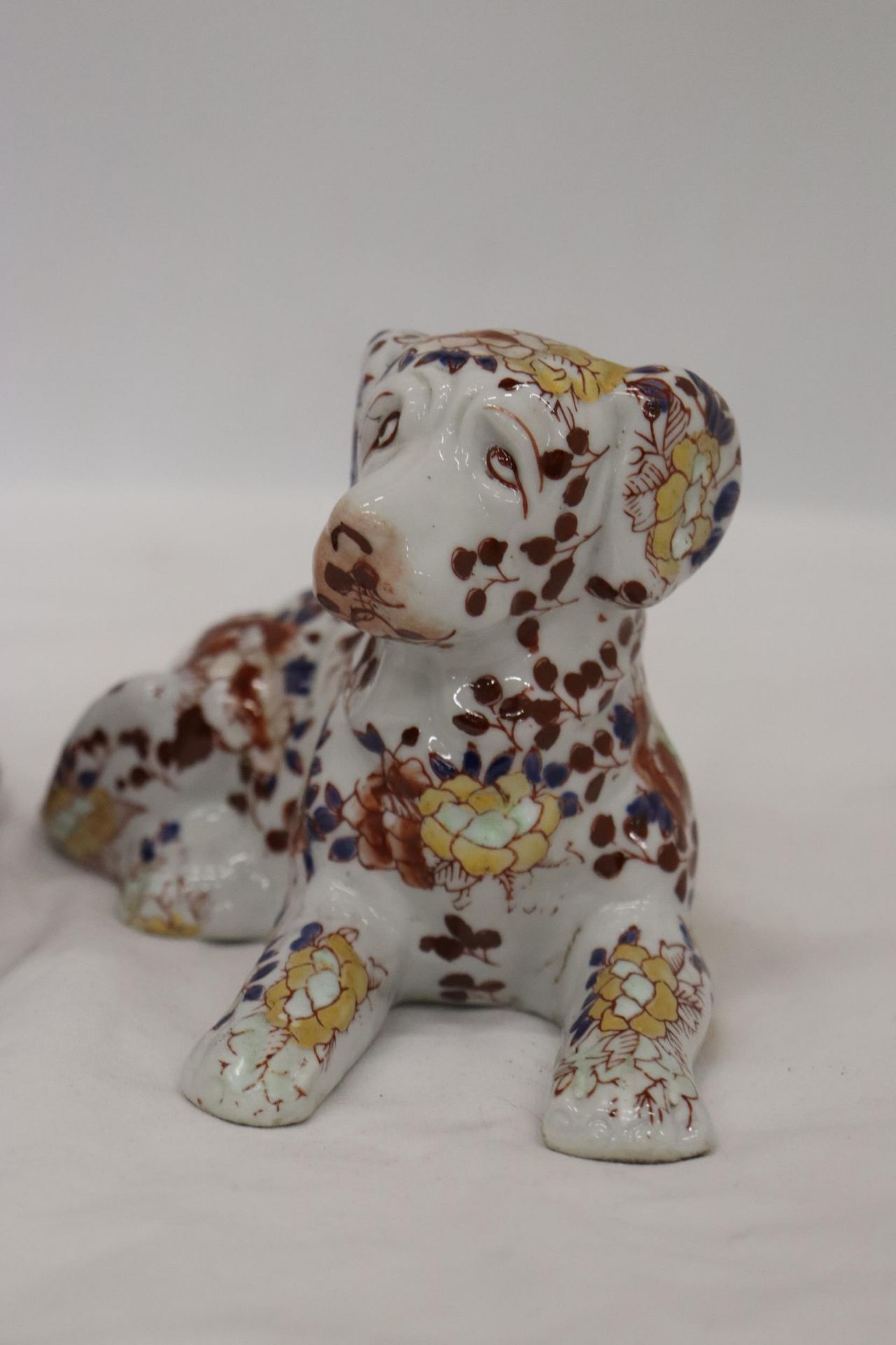 A PAIR OF IMARI DOGS - Image 4 of 8