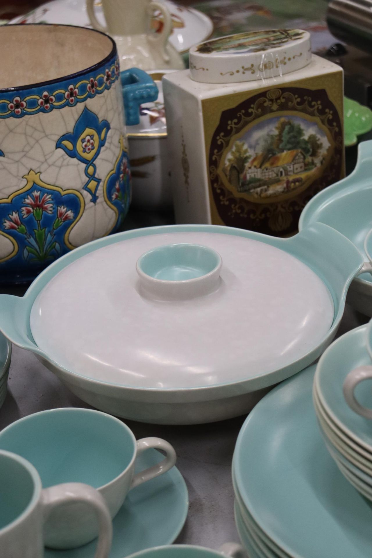 A POOLE POTTERY DINNER SERVICE TO INCLUDE SERVING DISHES, BOWLS, VARIOUS SIZES OF PLATES - Image 11 of 15