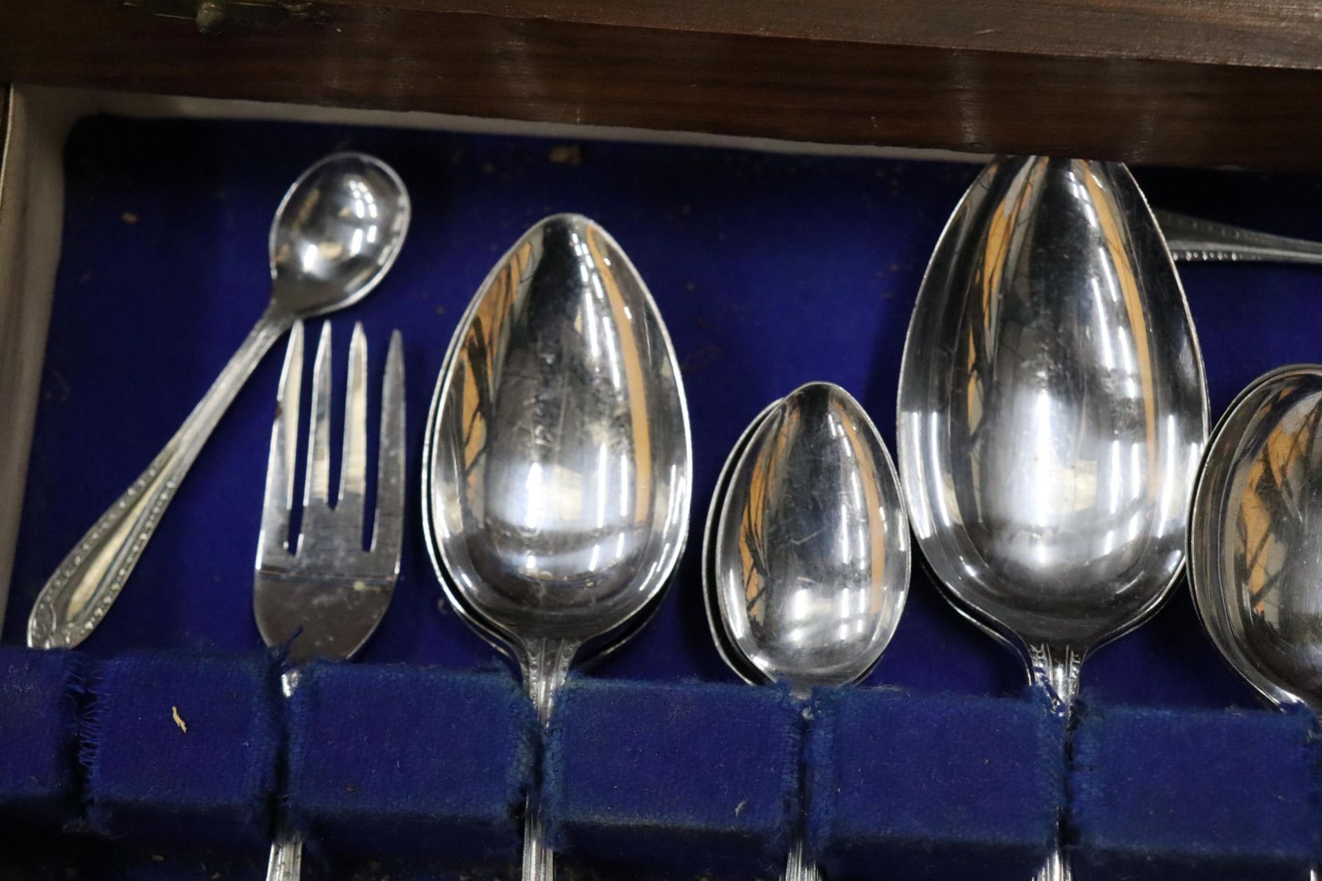 A VINTAGE CANTEEN OF CUTLERY IN A MAHOGANY CASE WITH BOTTOM DRAWER - Image 9 of 12