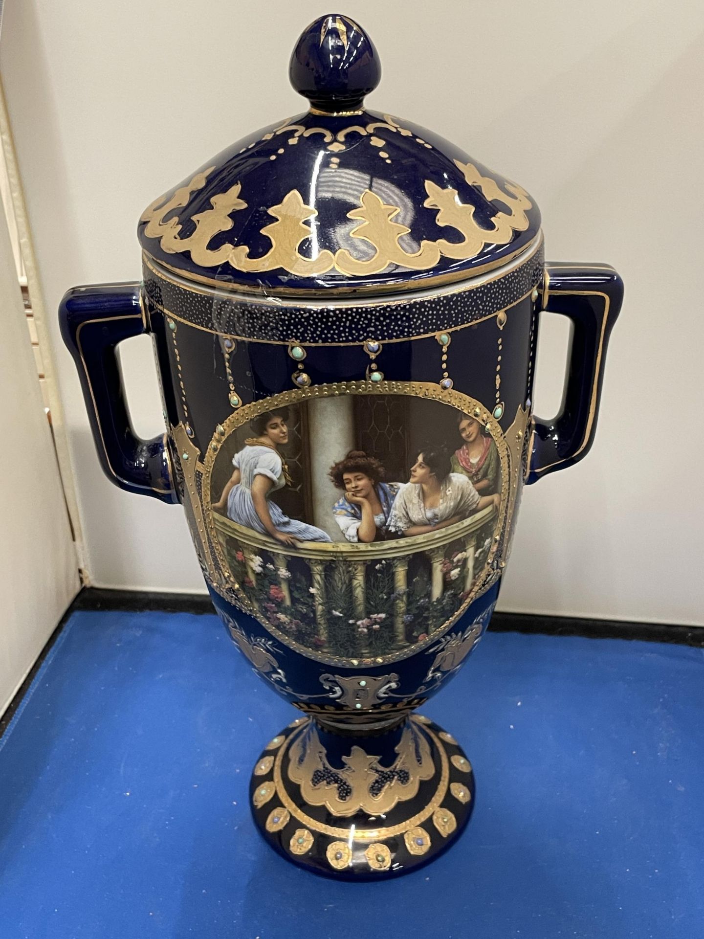 A ROYAL LIMOGES TWIN HANDLED VASE IN BLUE AND GOLD WITH LADIES ON A BALCONY DECORATION HEIGHT 35CM - Image 2 of 5
