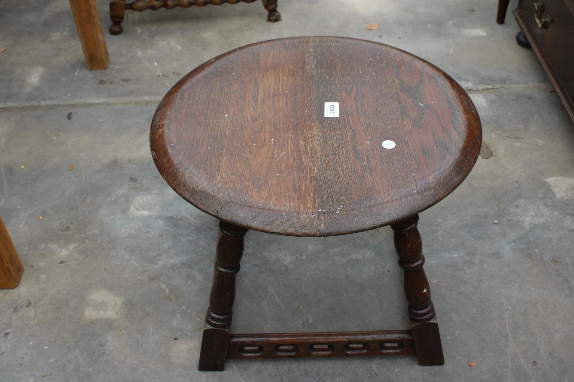 AN OAK OCCASIONAL TABLE ON TURNED LEGS 20" DIAMETER