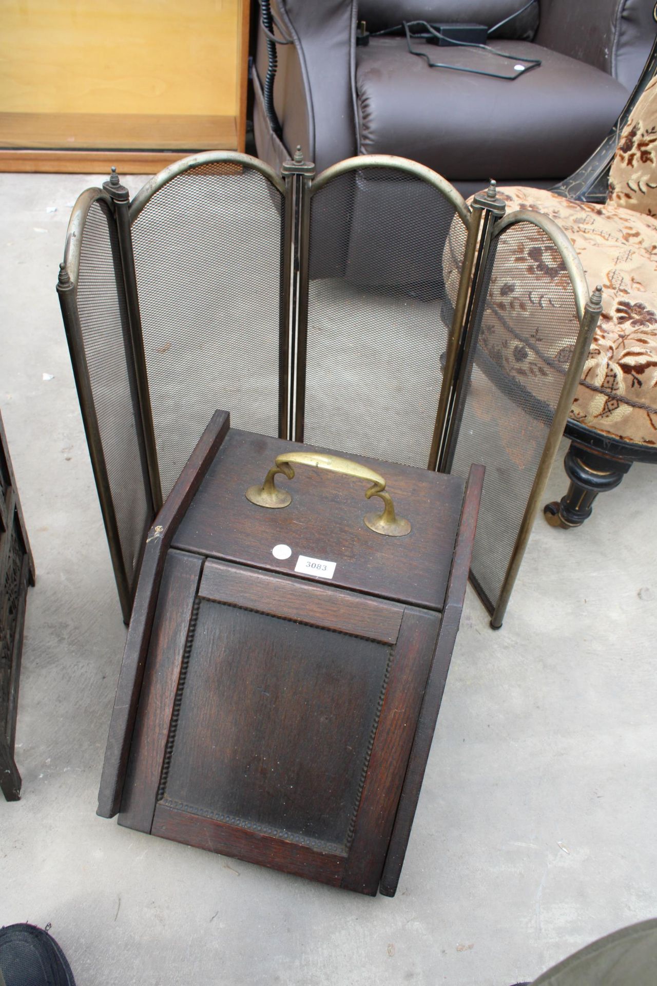 AN OAK ART NOUVEAU PURDONIUM AND FIRESCREEN