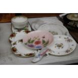 A QUANTITY OF VINTAGE PLATES TO INCLUDE ROYAL ALBERT 'OLD COUNTRY ROSES', PETER RABBIT, A CAKE