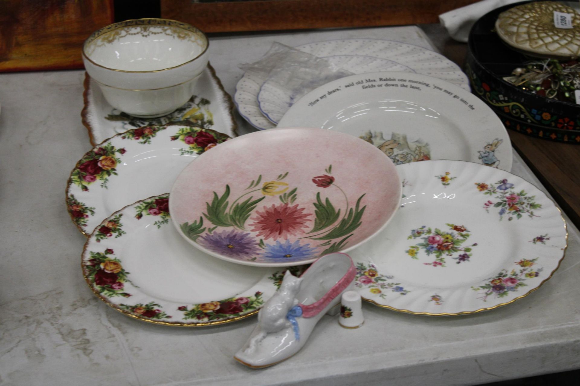 A QUANTITY OF VINTAGE PLATES TO INCLUDE ROYAL ALBERT 'OLD COUNTRY ROSES', PETER RABBIT, A CAKE