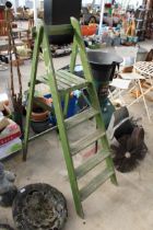 A VINTAGE FOUR RUNG WOODEN STEP LADDER