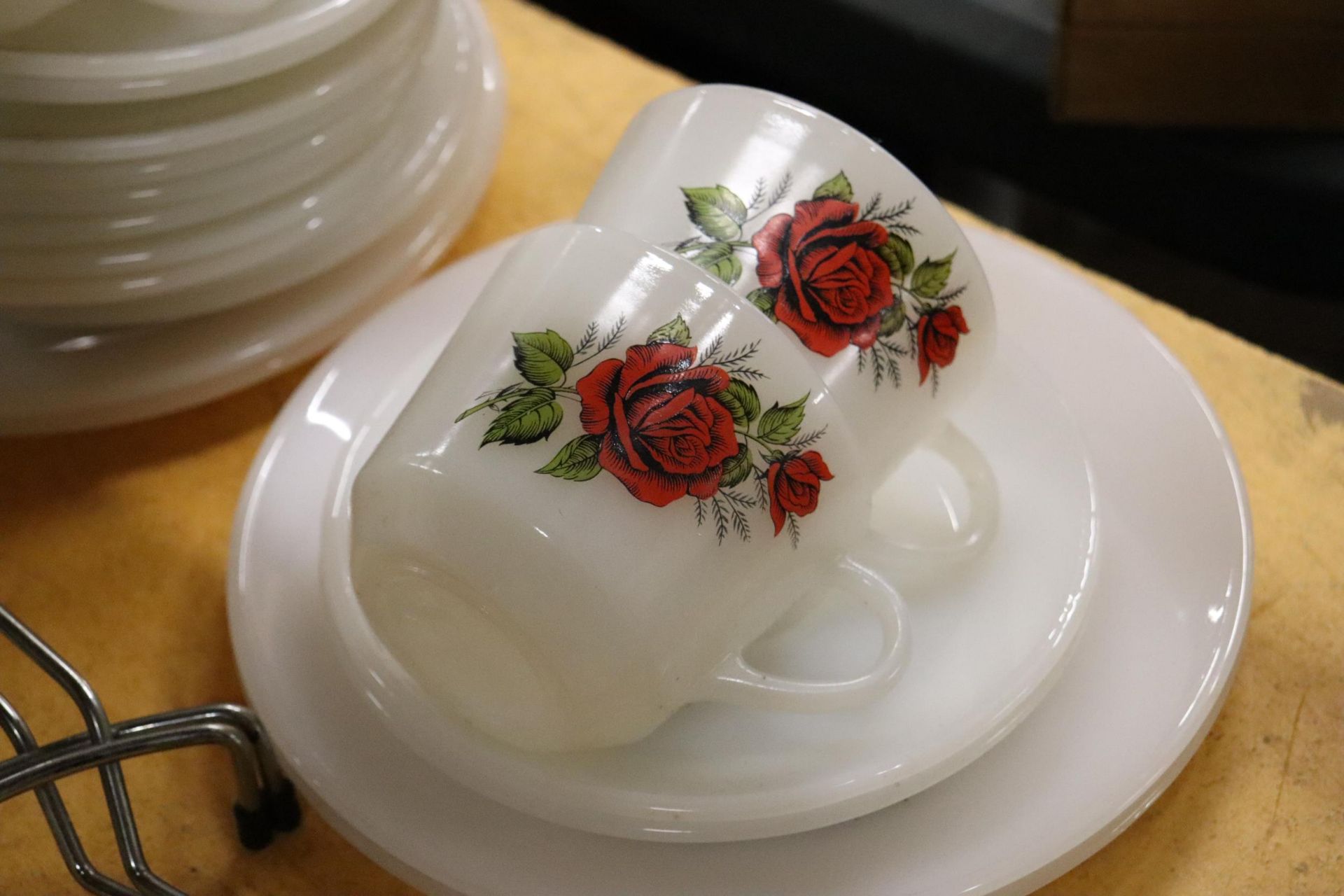 A LARGE QUANTITY OF PYREX TO INCLUDE LIDDED SERVING BOWLS, CUPS, PLATES, SAUCERS, ETC., - Image 2 of 8