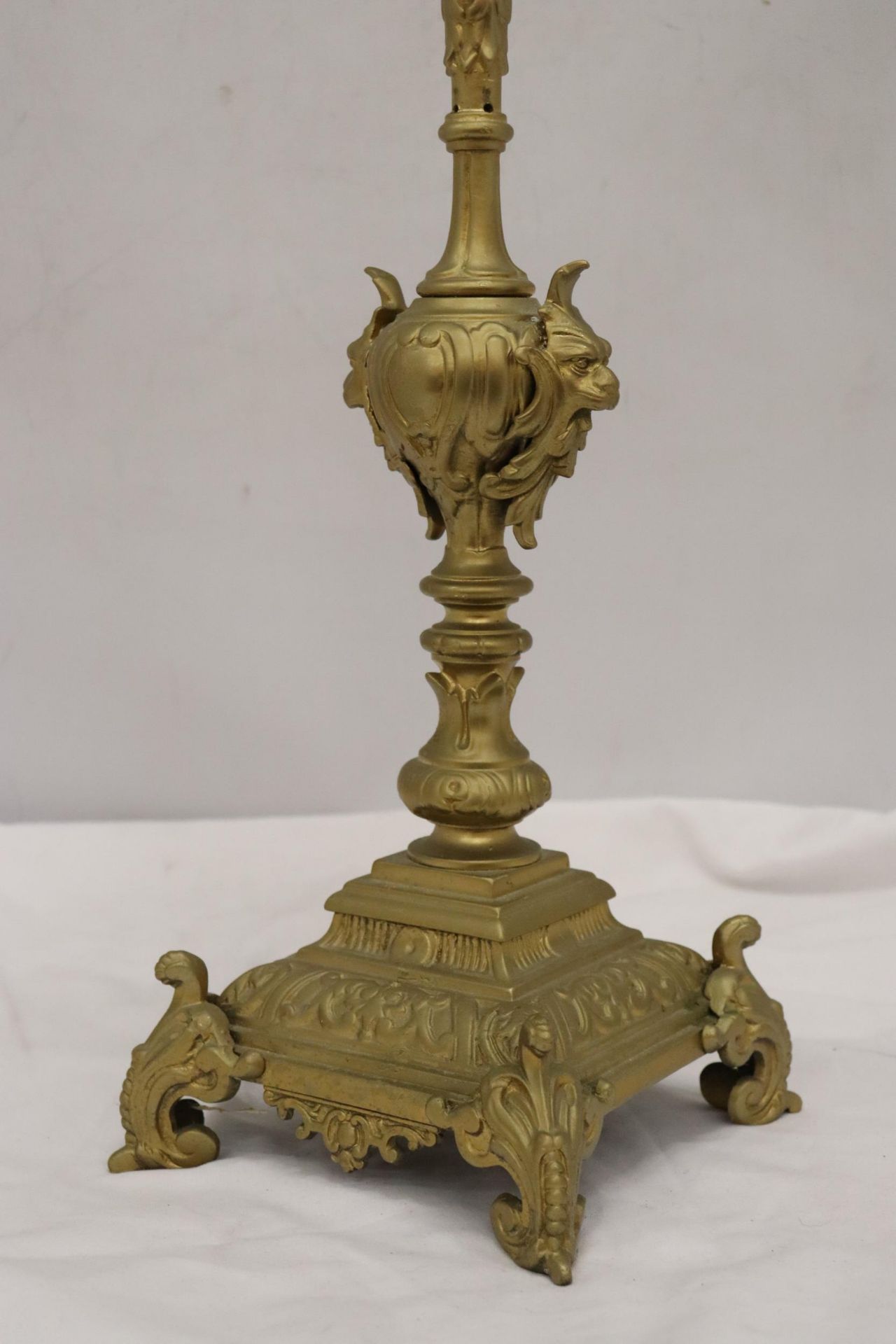 A VINTAGE STYLE HEAVY BRASS CANDLE HOLDER, HEIGHT 55CM - Image 5 of 7
