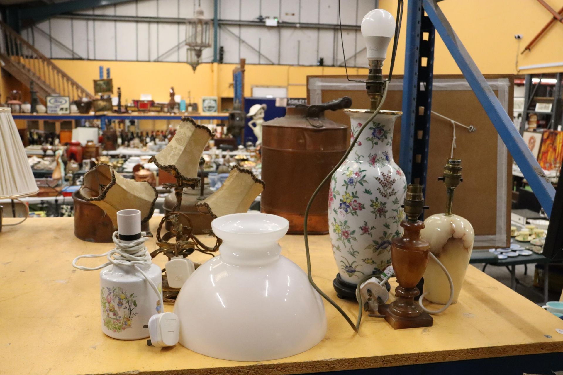 A MIXED LOT LAMPS TO INCLUDE A ONYX BASE, ALABASRER ETC