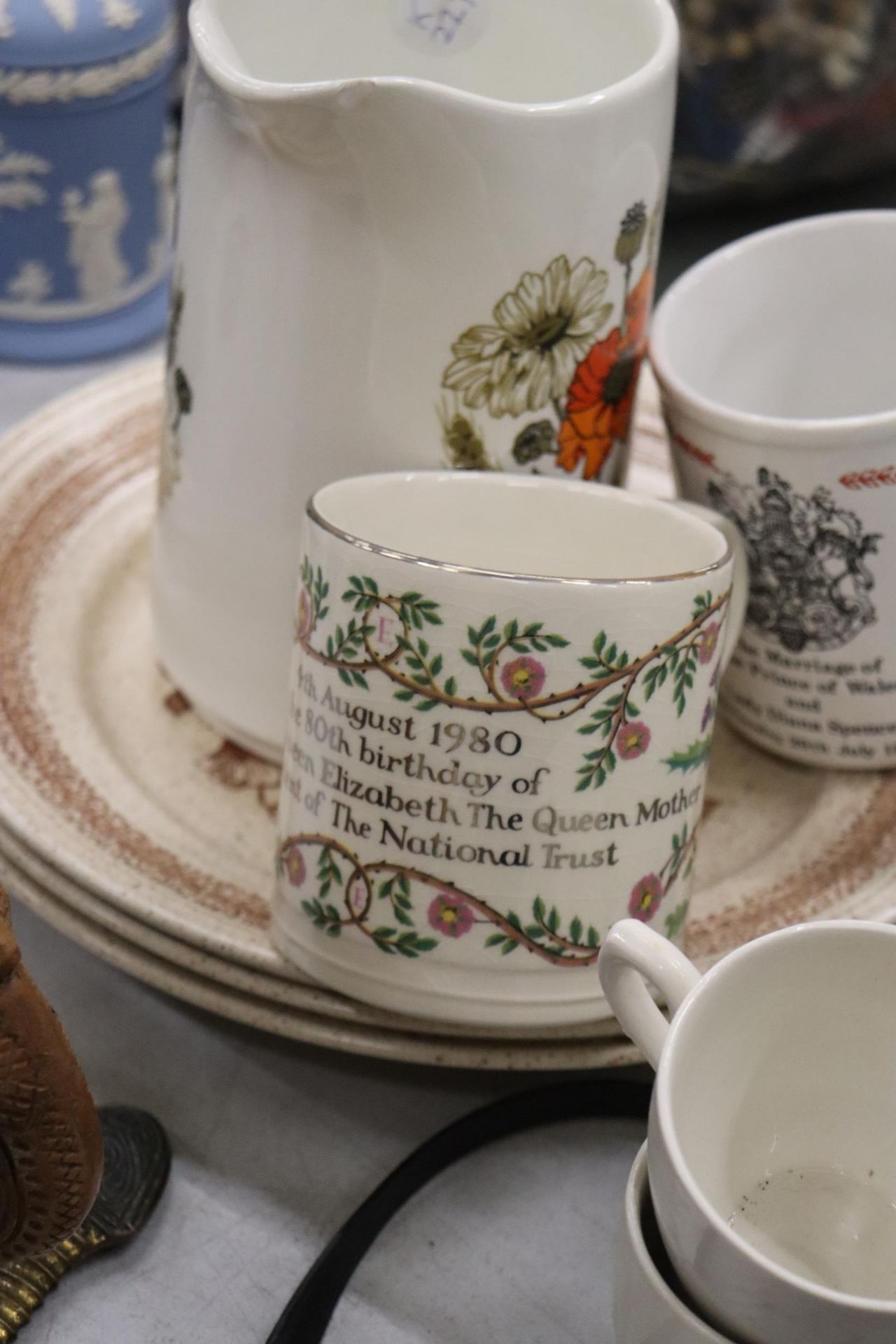 A QUANTITY OF CERAMICS TO INCLUDE CLASSICAL THEMED CUPS AND SAUCERS, PLATES, A LIDDED JAR, - Image 9 of 11