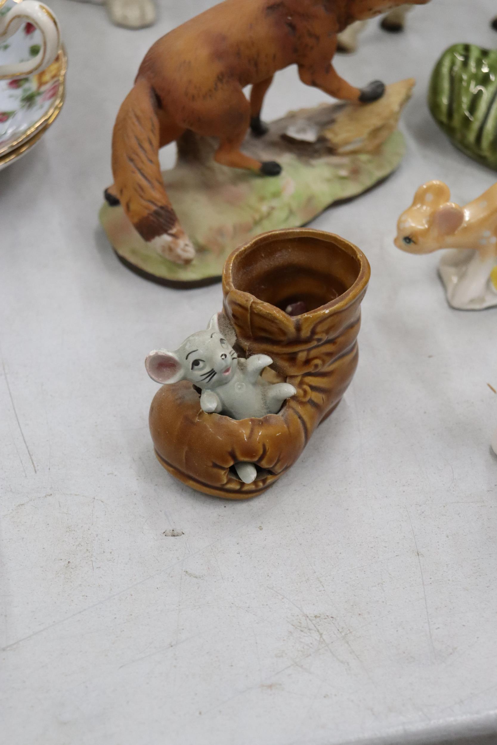 A COLLECTION OF CERAMIC ANIMALS AND FIGURES TO INCLUDE A SYLVAC DOG WITH SLIPPER, CONTINENTAL - Image 3 of 12