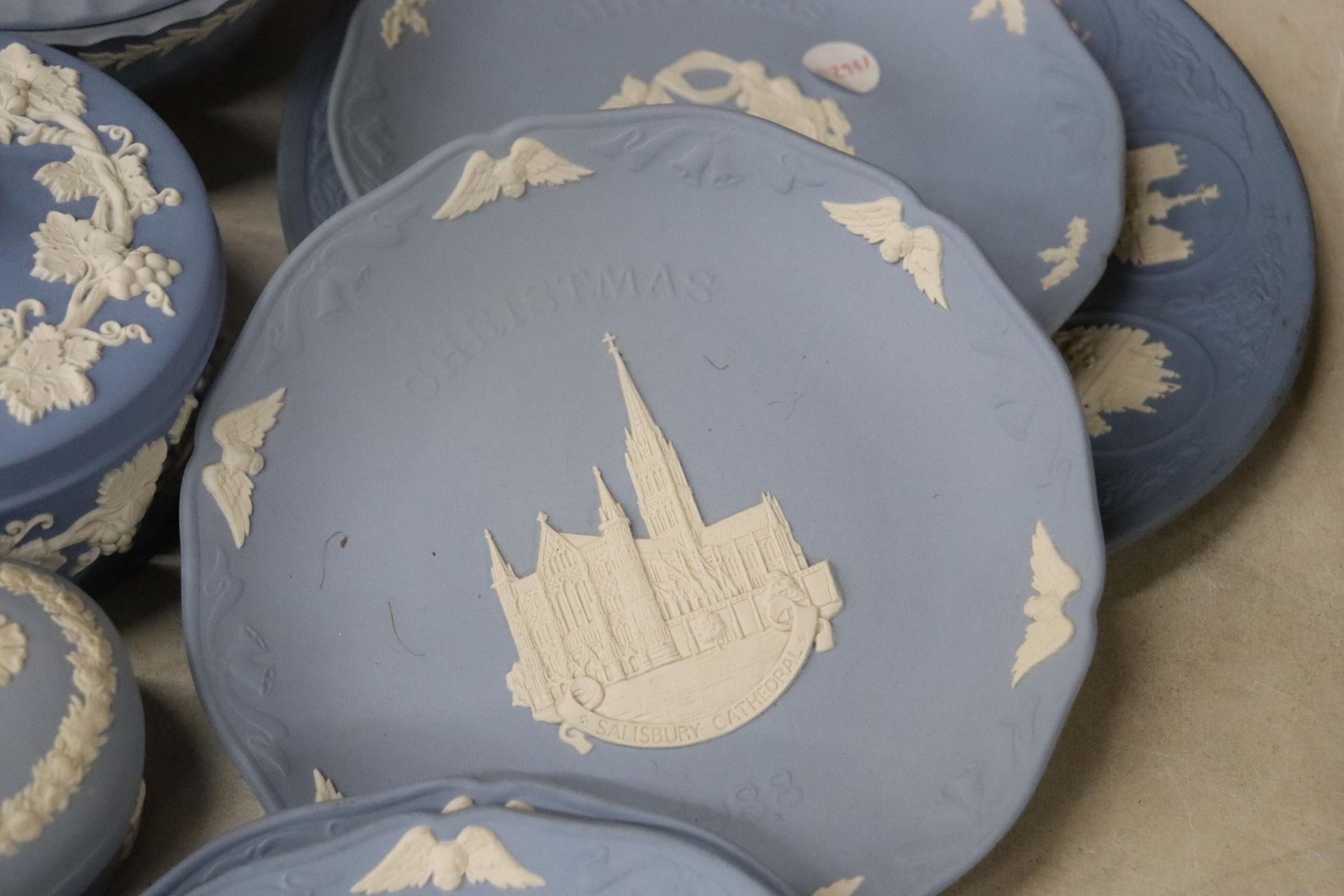 A COLLECTION OF POWDER BLUE WEDGWOOD JASPERWARE TO INCLUDE CABINET PLATES, LARGE LIDDED TRINKET - Image 9 of 14