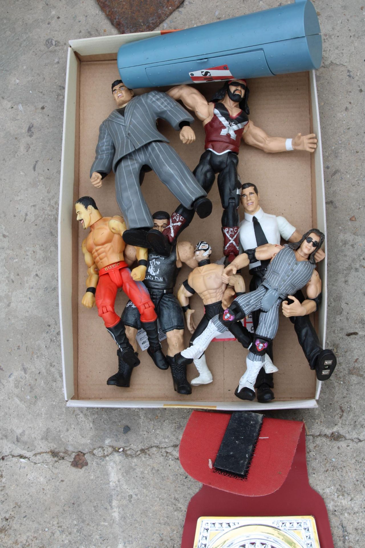 AN ASSORTMENT OF WRESTLING FIGURES AND A BELT - Image 2 of 2