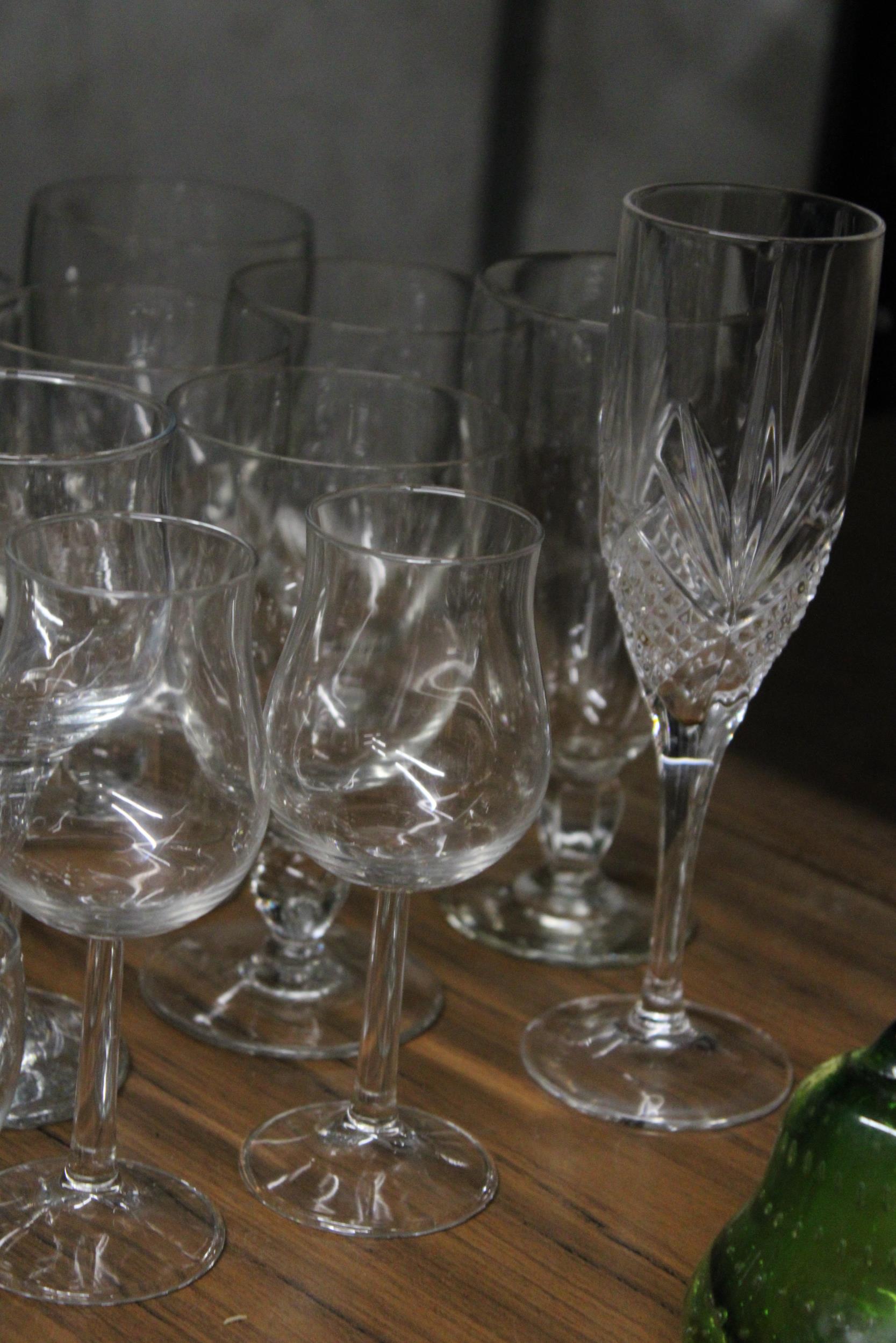 A QUANTITY OF GLASSES TO INCLUDE WINE, SHERRY, TANKARDS, ETC - Image 2 of 3