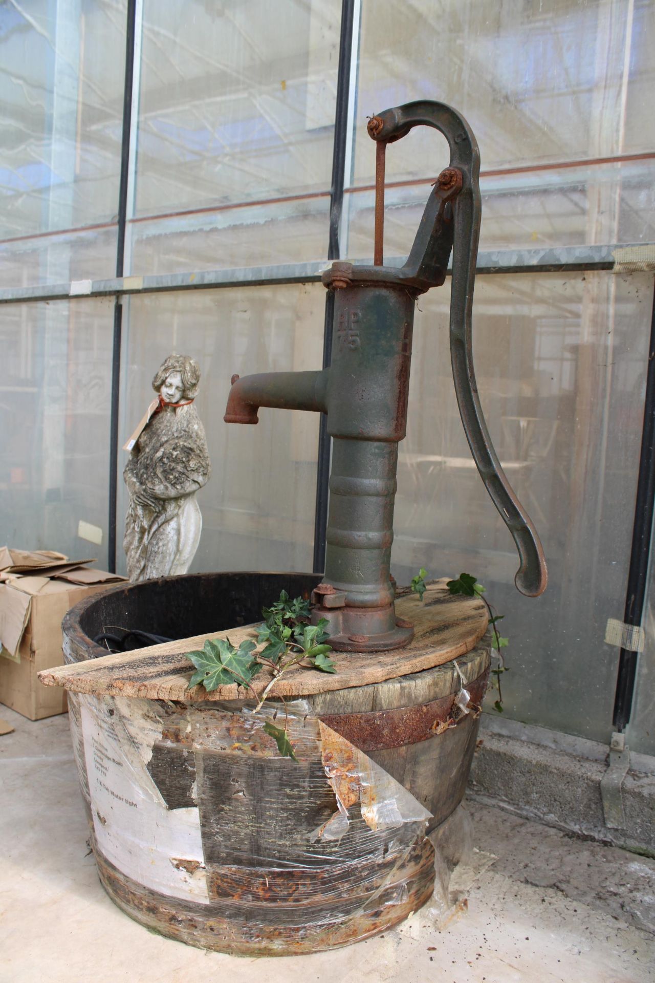 A VINTAGE WOODEN BARREL WATER FEATURE WITH VINTAGE CAST IRON WATER PUMP AND ELECTRIC PUMP - Image 2 of 3