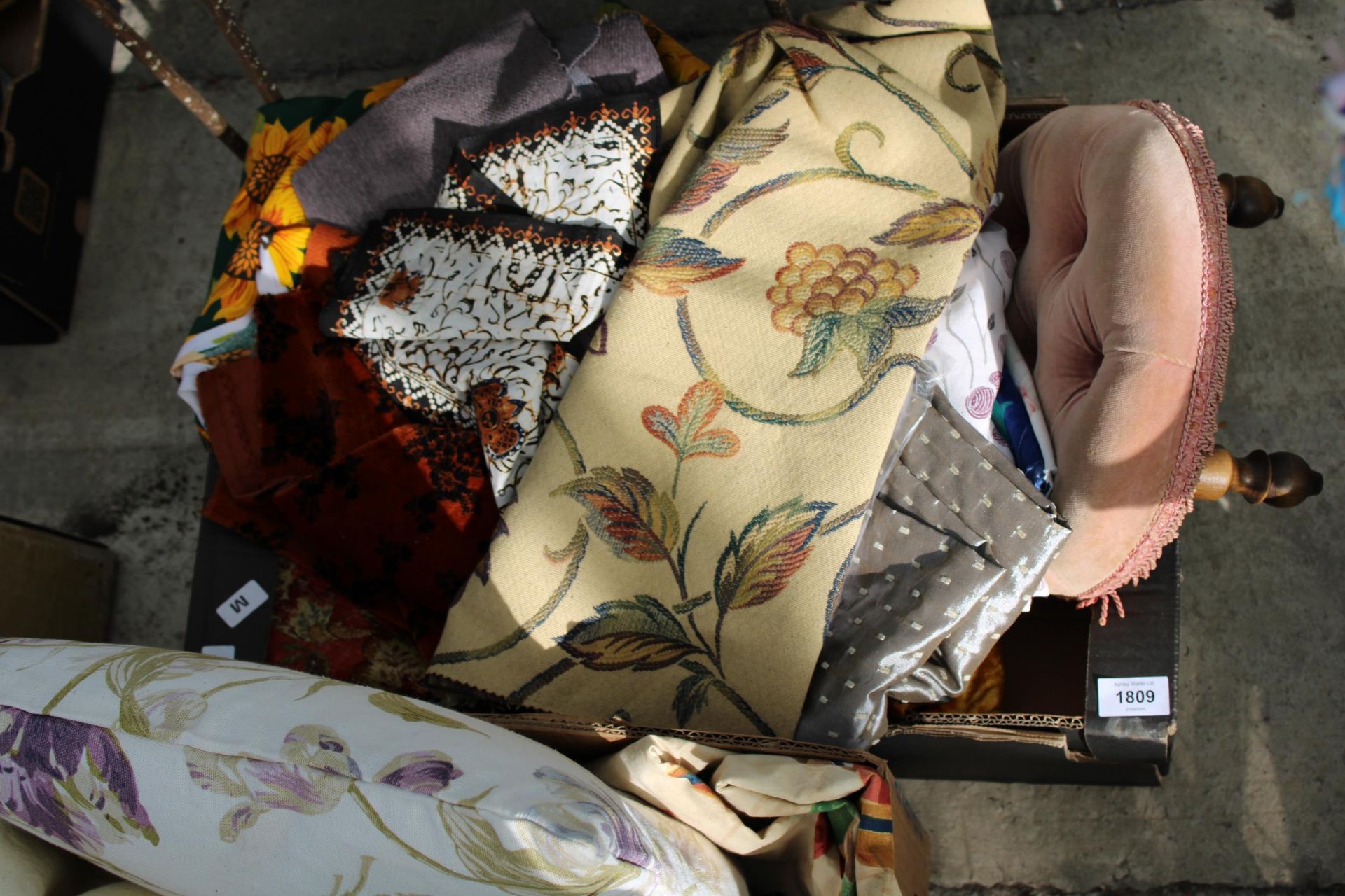 AN ASSORTMENT OF MATERIALS AND A SMALL STOOL - Bild 2 aus 3