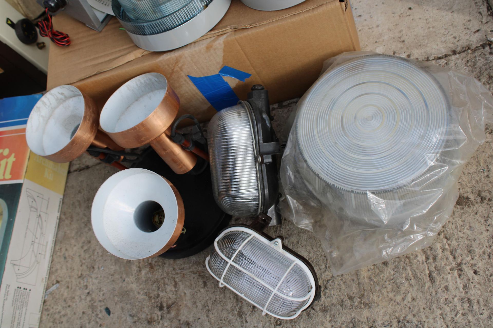 AN ASSORTMENT OF VINTAGE AND RETRO LIGHT FITTINGS, MOSTLY AS NEW - Bild 2 aus 3