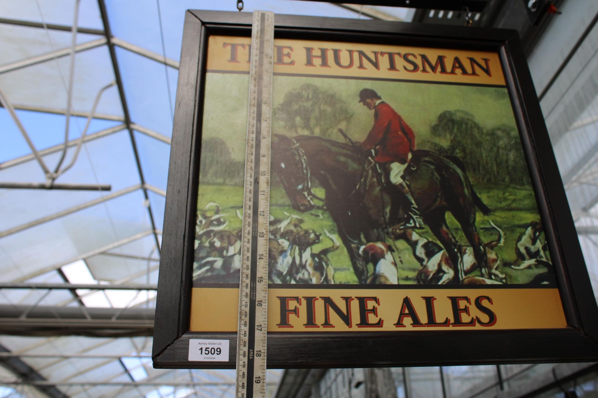 A DOUBLE SIDED WOODEN 'THE HUNTSMAN' PUB SIGN WITH CAST IRON WALL MOUNTING BRACKET - Image 6 of 6