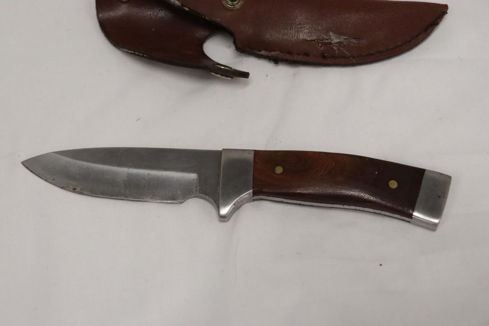 A HUNTING KNIFE IN A LEATHER SHEATH - Image 3 of 5