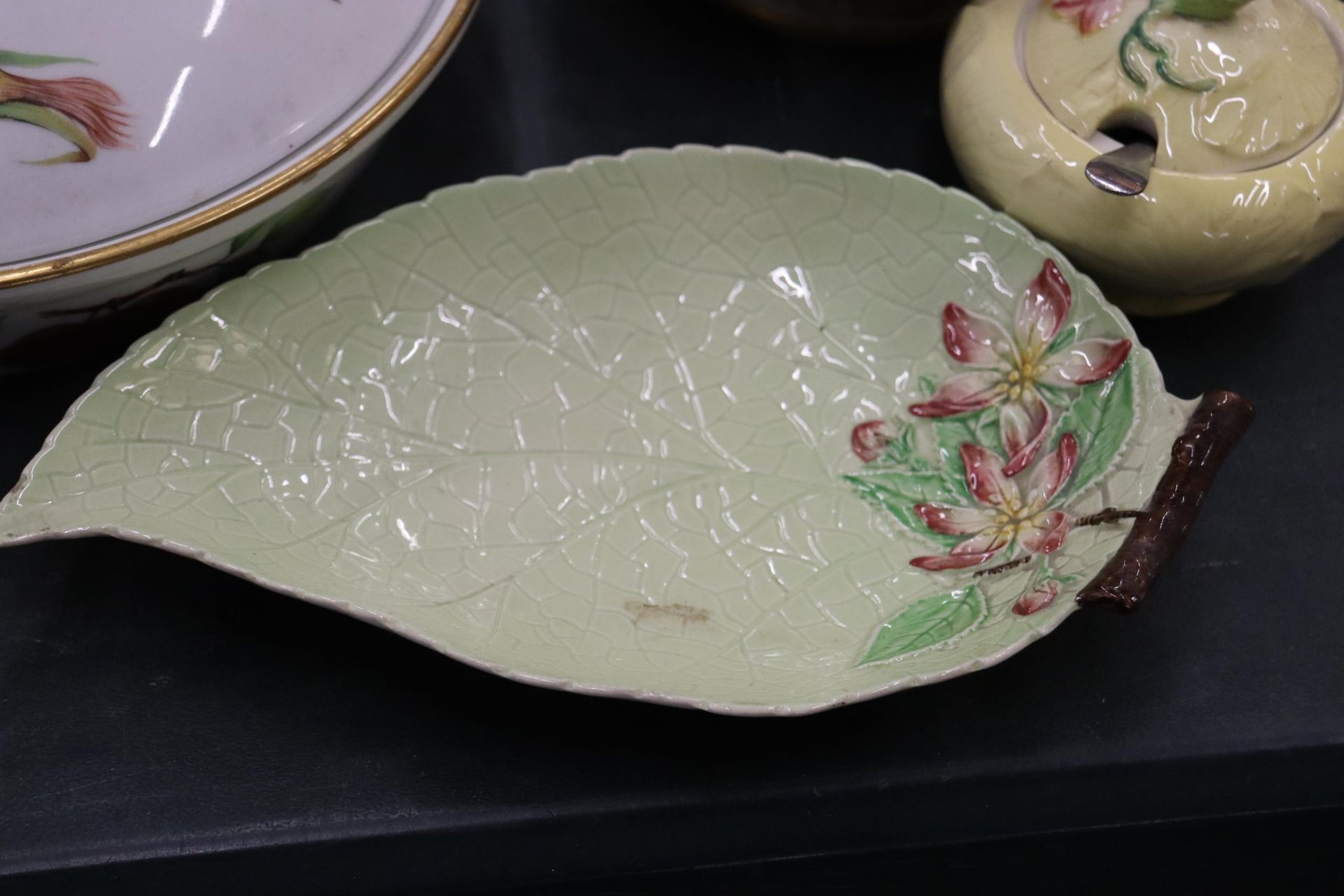 A QUANTITY OF COLLECTABLE CERAMICS TO INCLUDE ROYAL WORCESTER EVESHAM, CARLTONWARE, BELLEEK, BEATRIX - Image 3 of 15