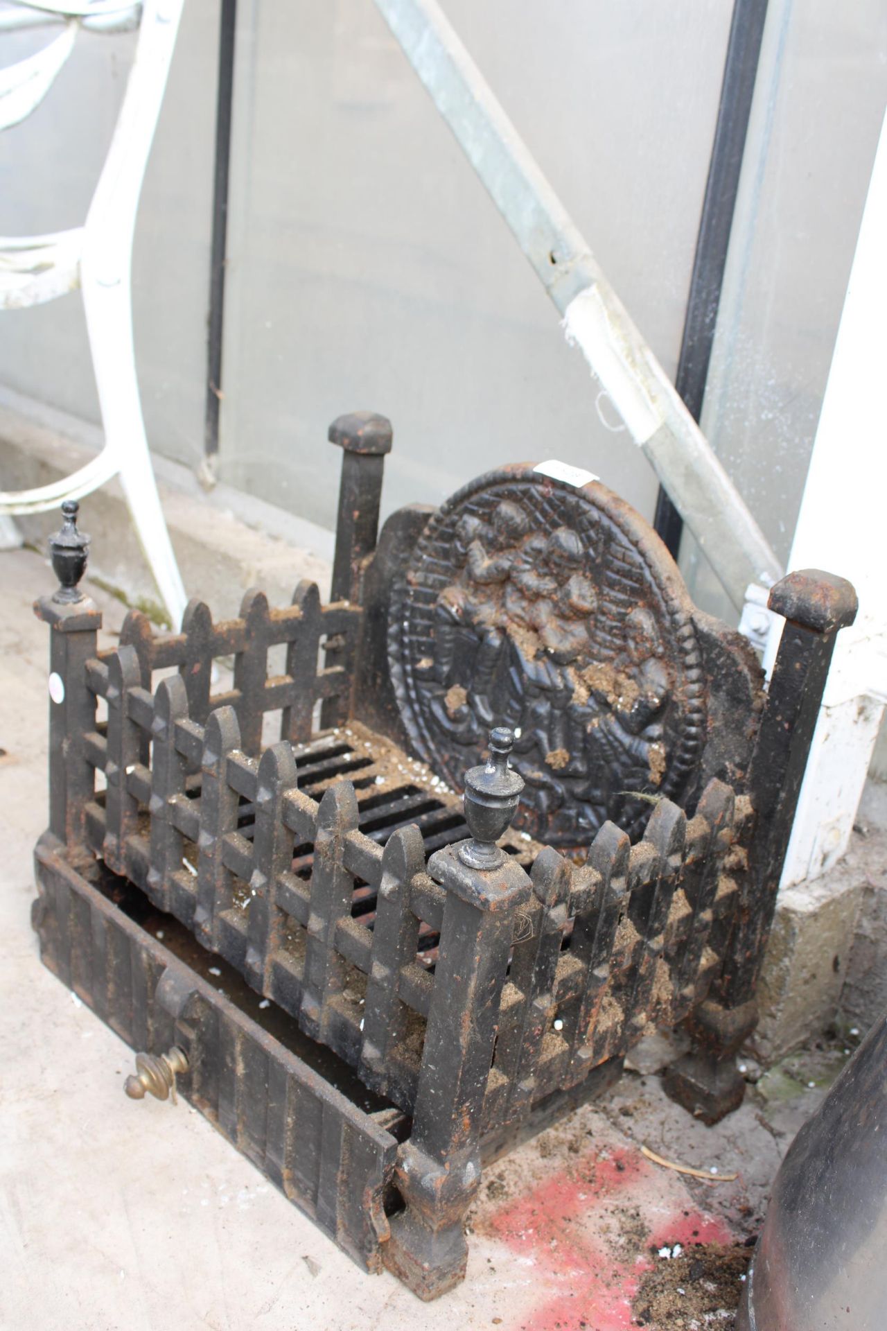 A VINTAGE AND DECORATIVE CAST IRON FIRE GRATE WITH ASH TRAY - Image 2 of 4