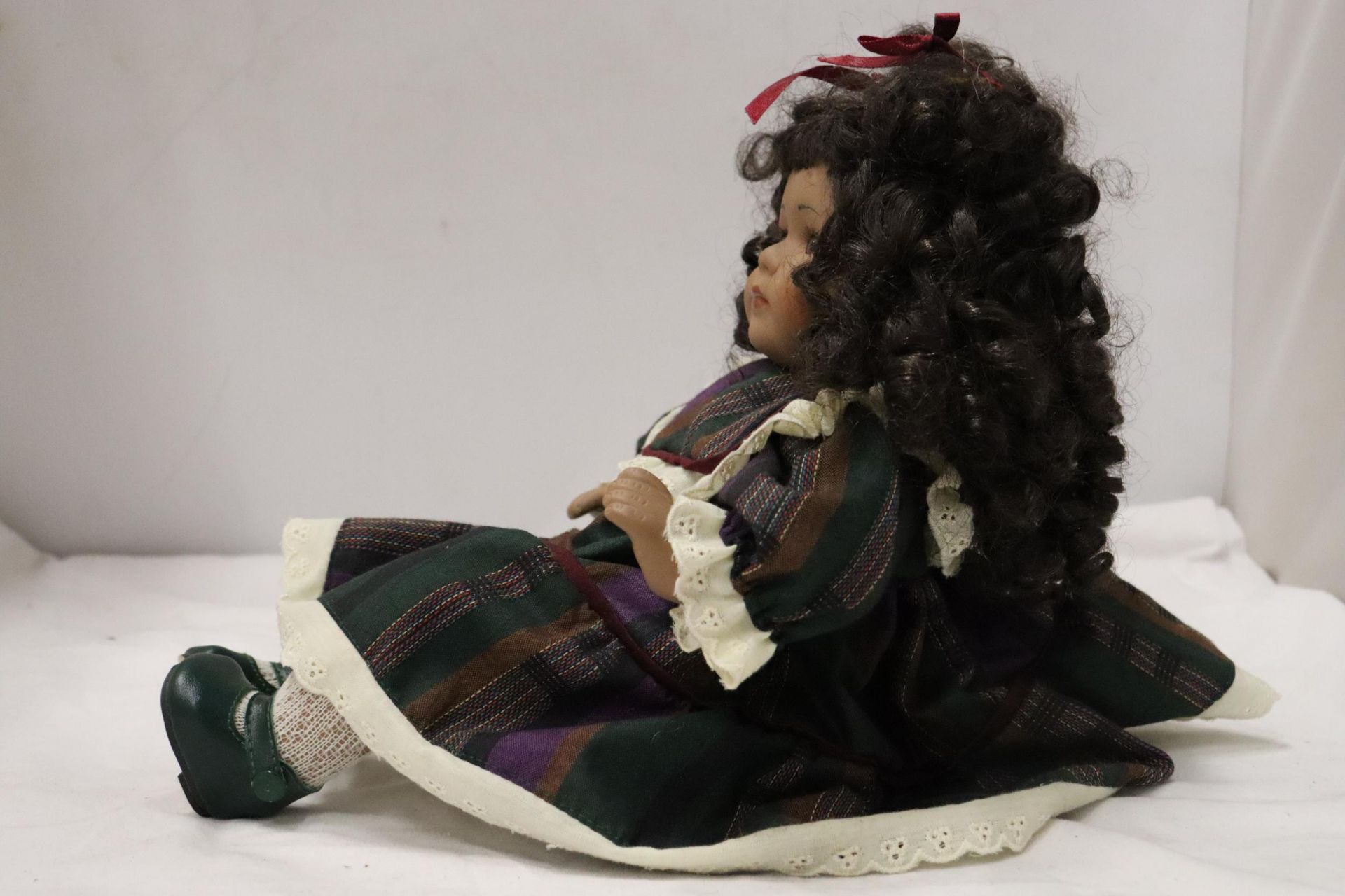 A VINTAGE CHINA DOLL IN SEATED POSE - Image 6 of 10