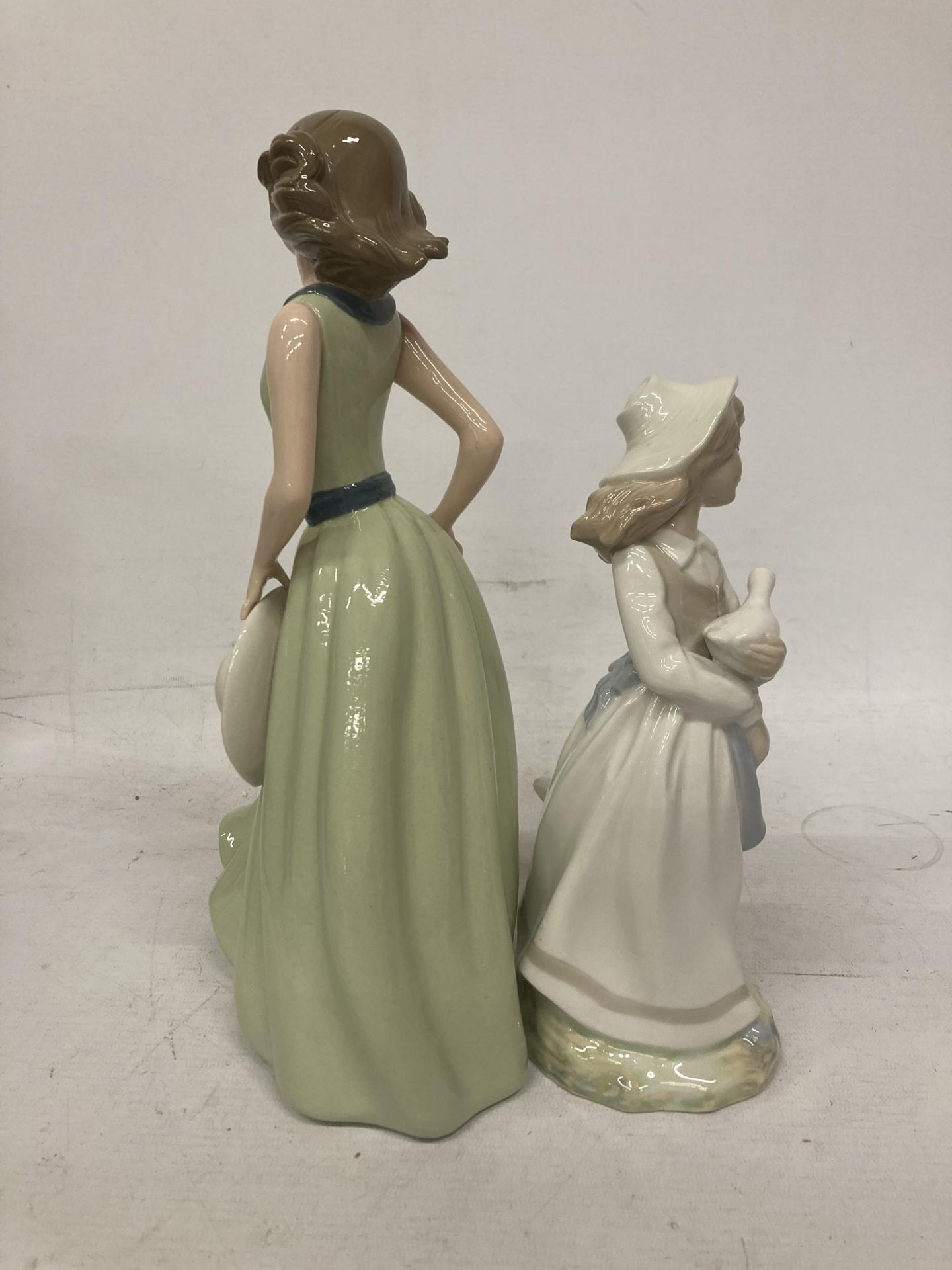 TWO SPANISH LADY FIGURES - TENGRA A GIRL WITH GEESE AND A NADEL FIGURE GIRL HOLDING A HAT - Image 3 of 4